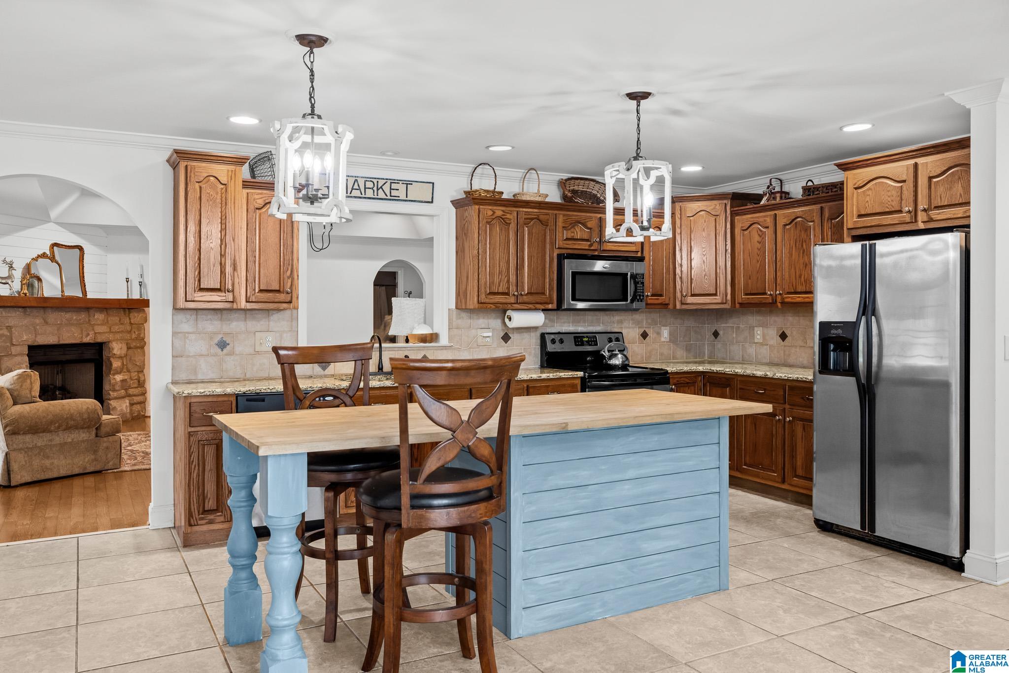 2043 MAPLEWOOD LANE