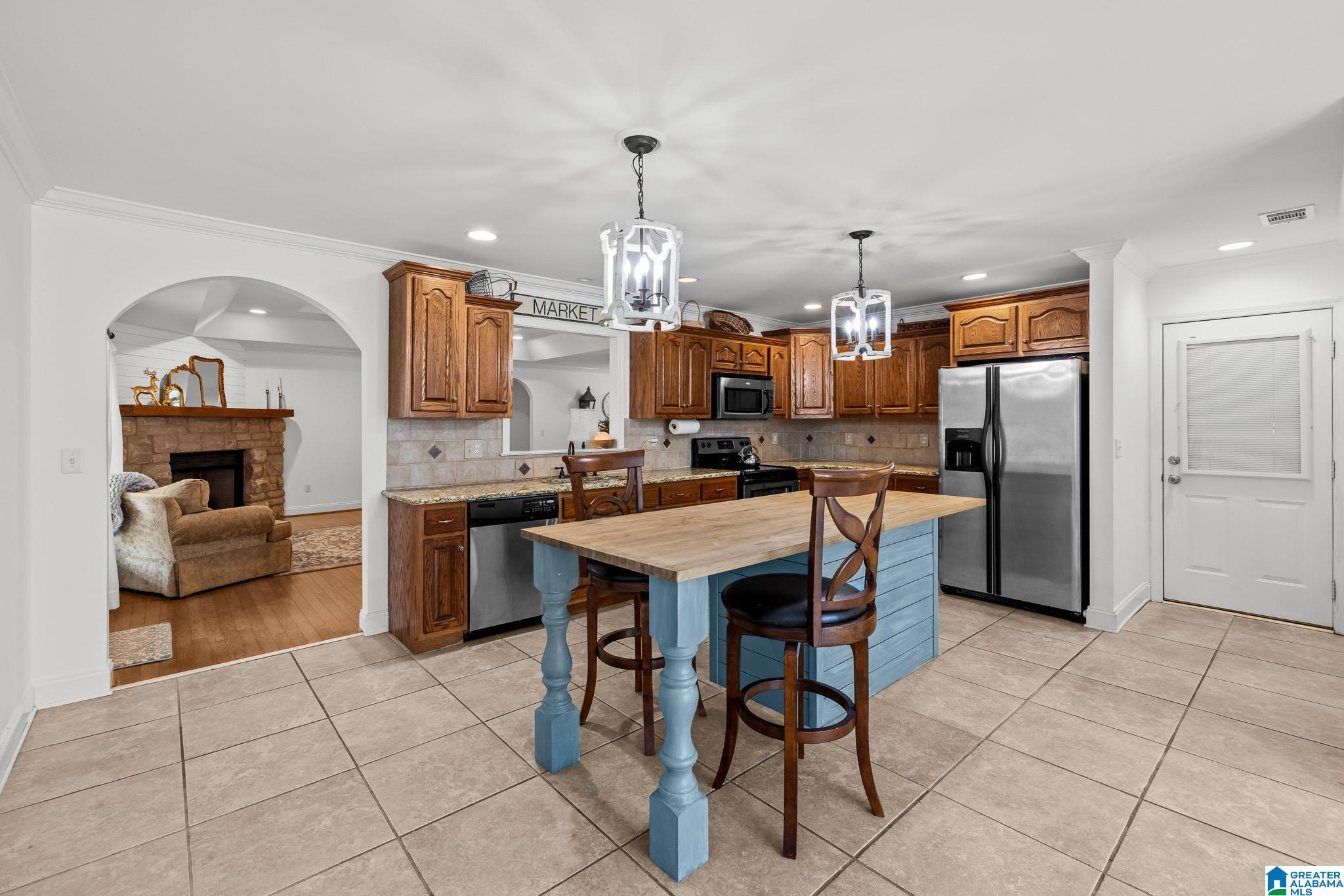 2043 MAPLEWOOD LANE