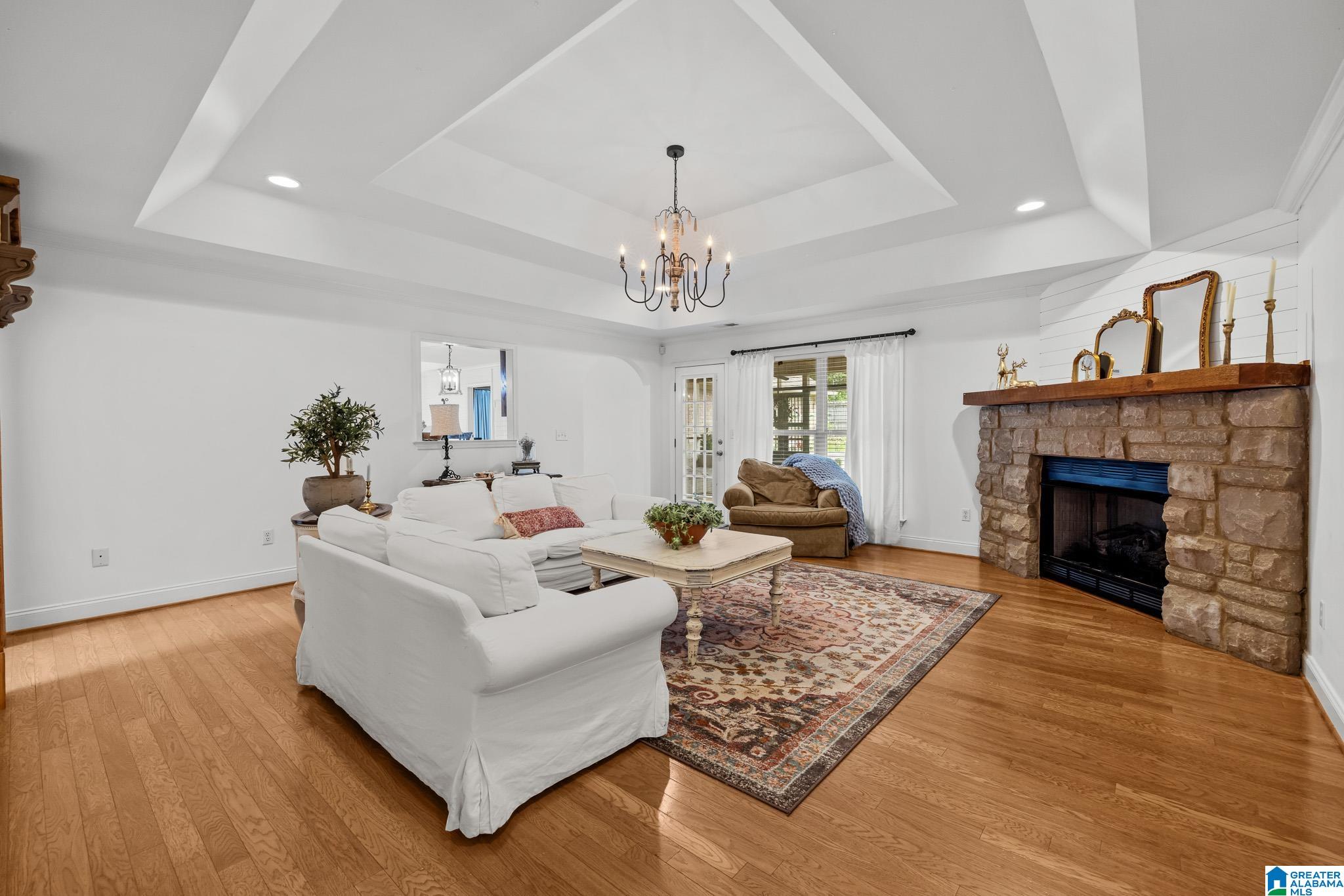 2043 MAPLEWOOD LANE