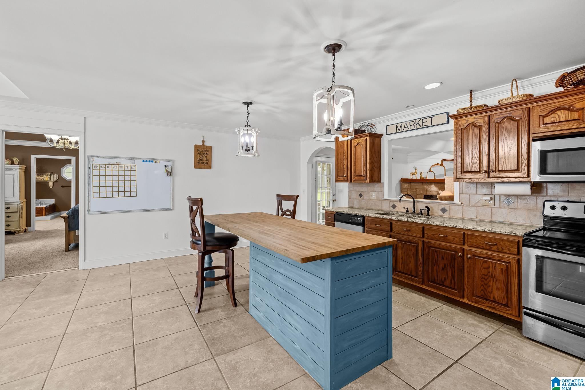 2043 MAPLEWOOD LANE