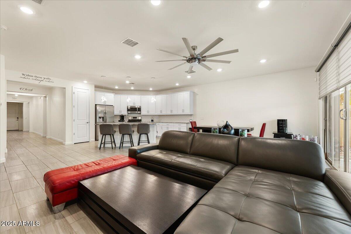 2745 W POLLACK Street