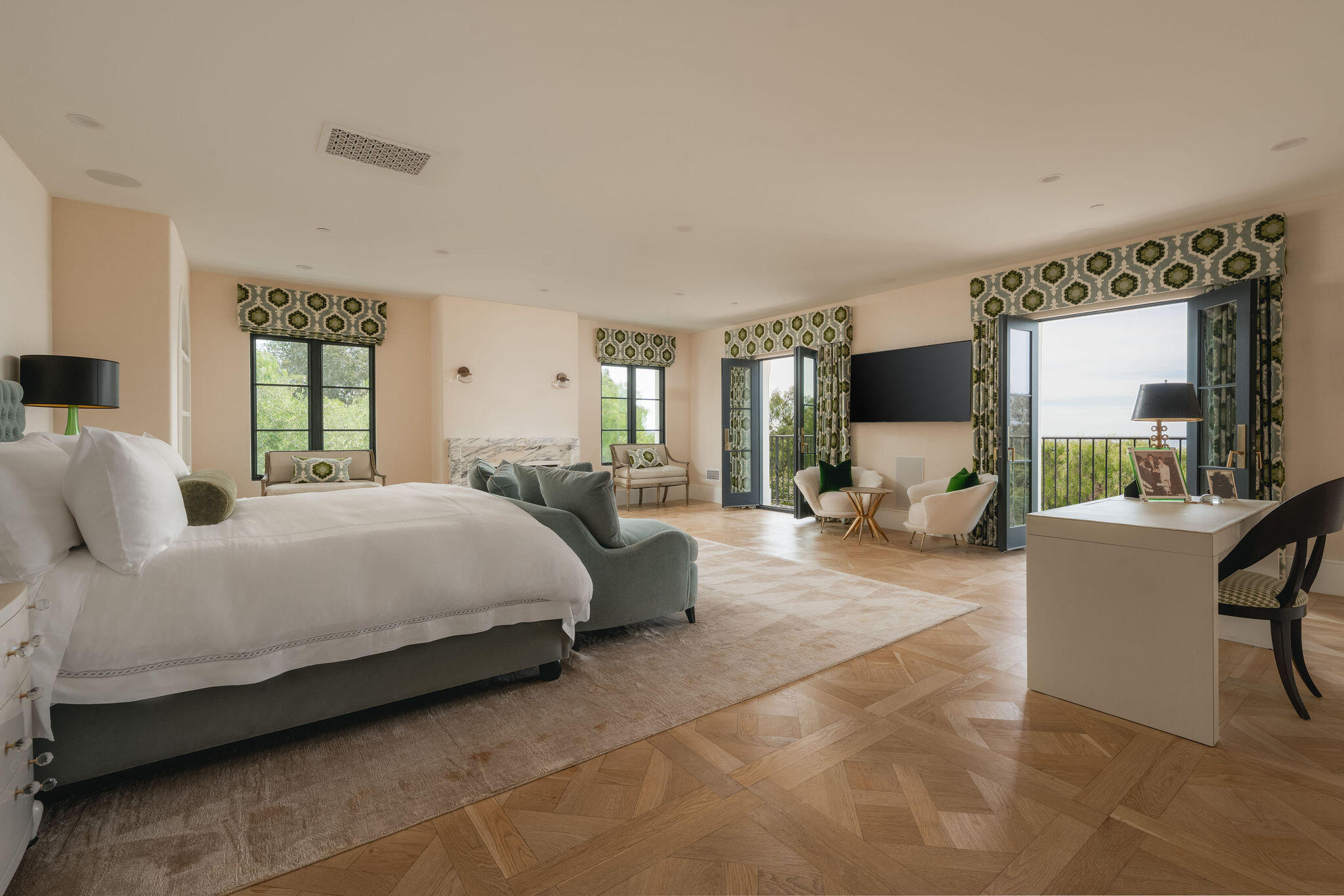 1475 E Mountain Drive