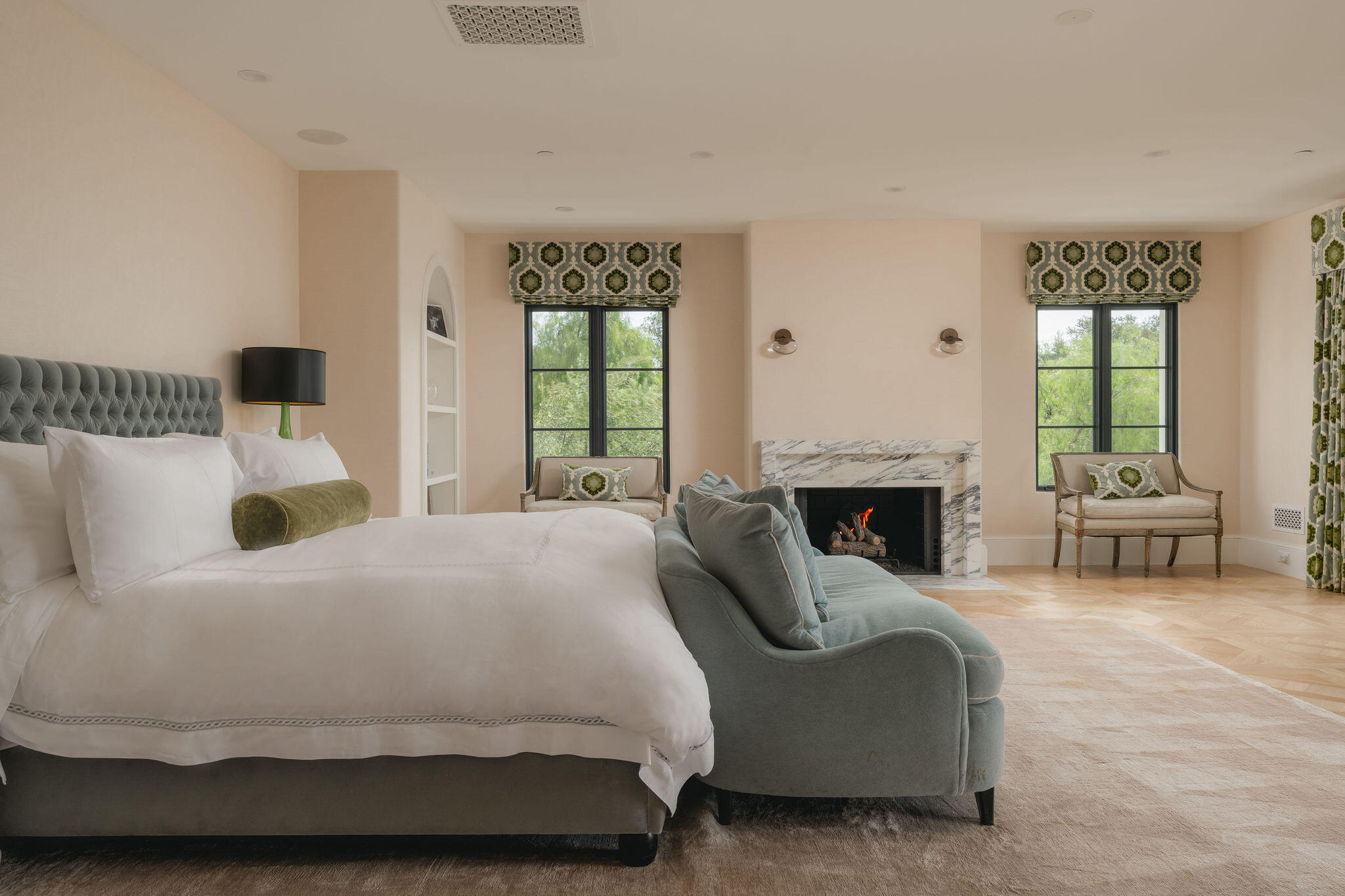 1475 E Mountain Drive