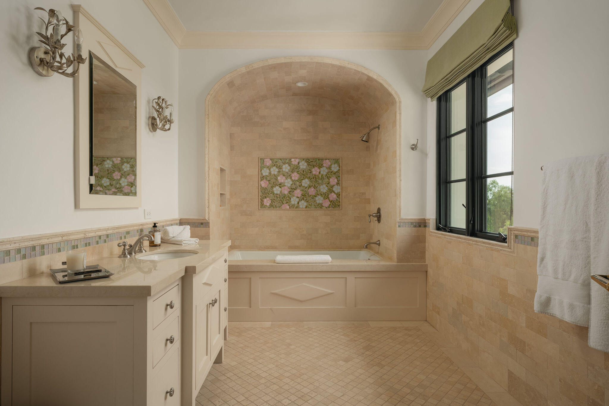 1475 E Mountain Drive