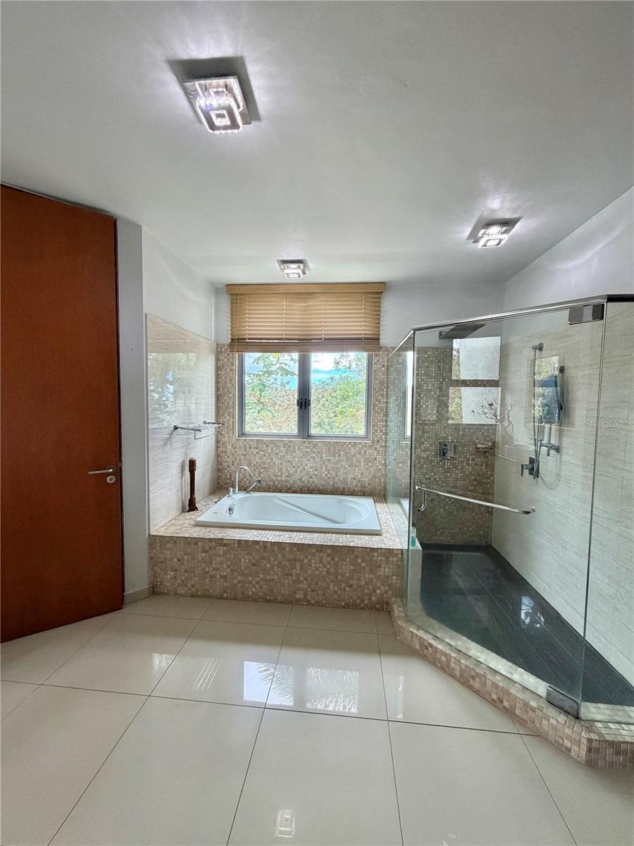 24 CALLE 3 SENDEROS DE MONTEHIEDRA