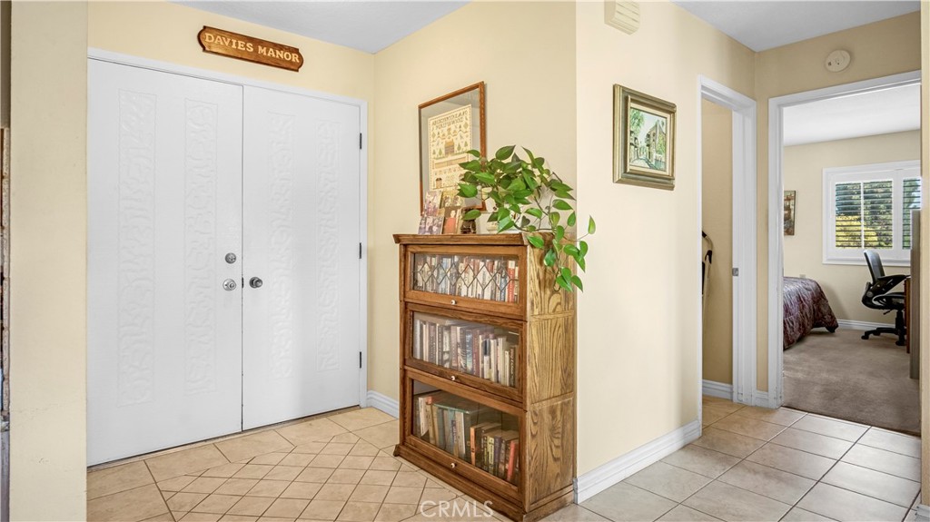 2401 Via Mariposa W 2A