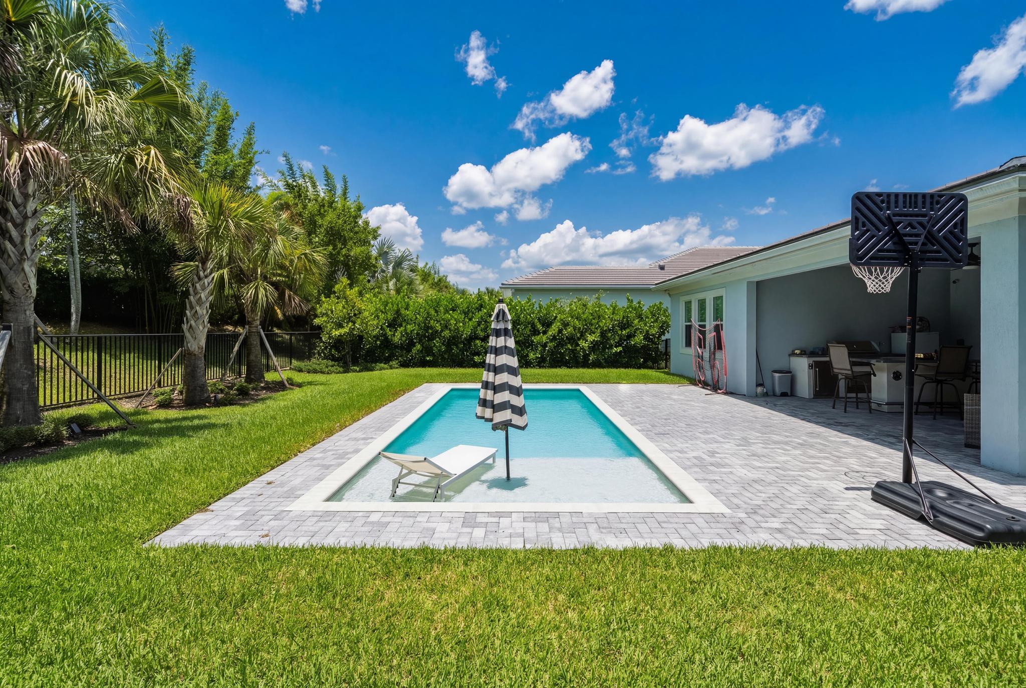 9264 CRESTVIEW Circle