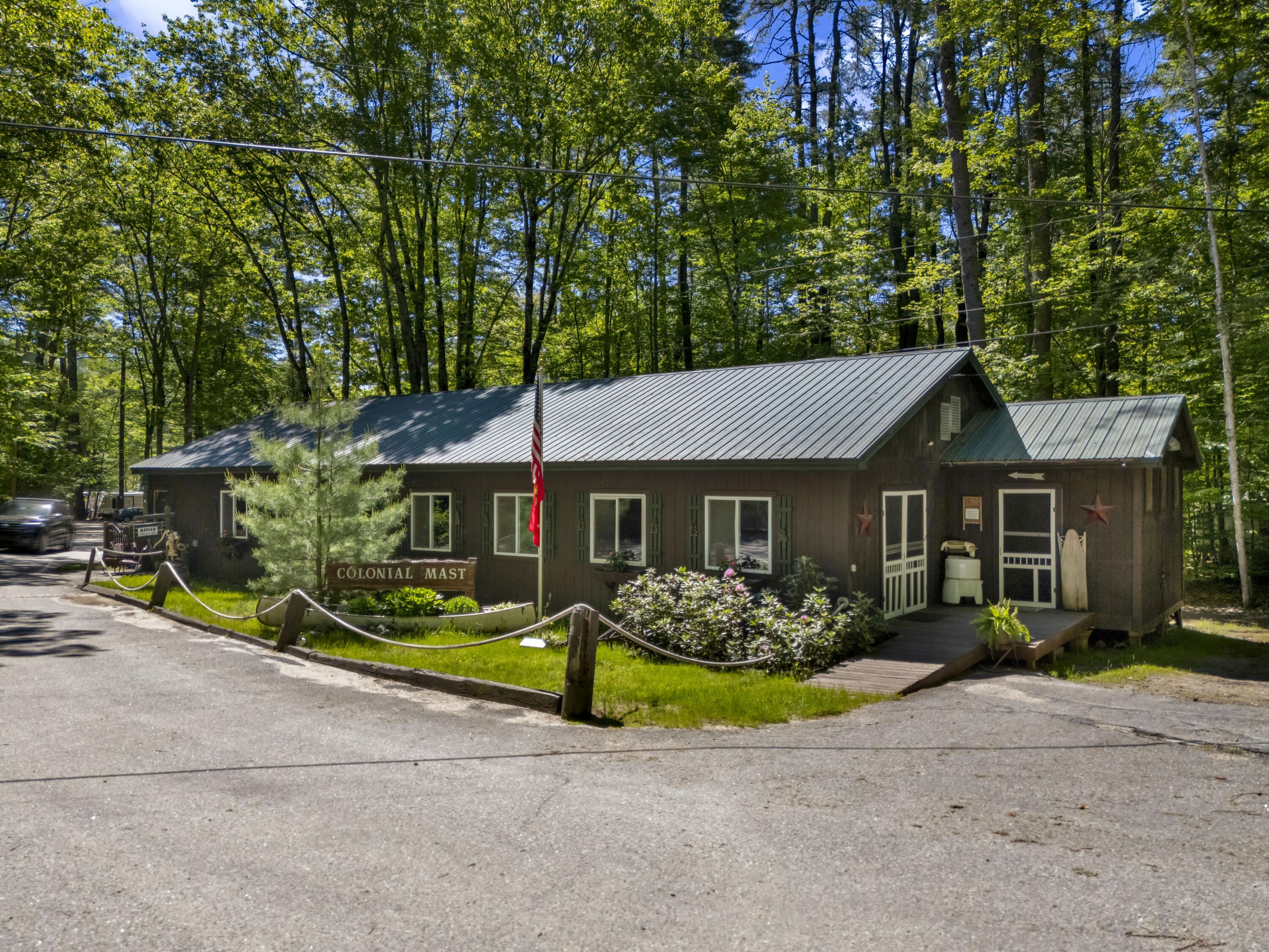 1 Colonial Mast Road