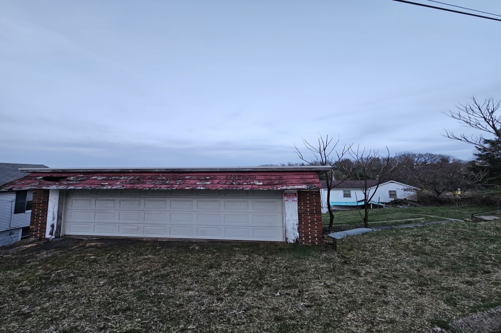 525 Lowry Ave