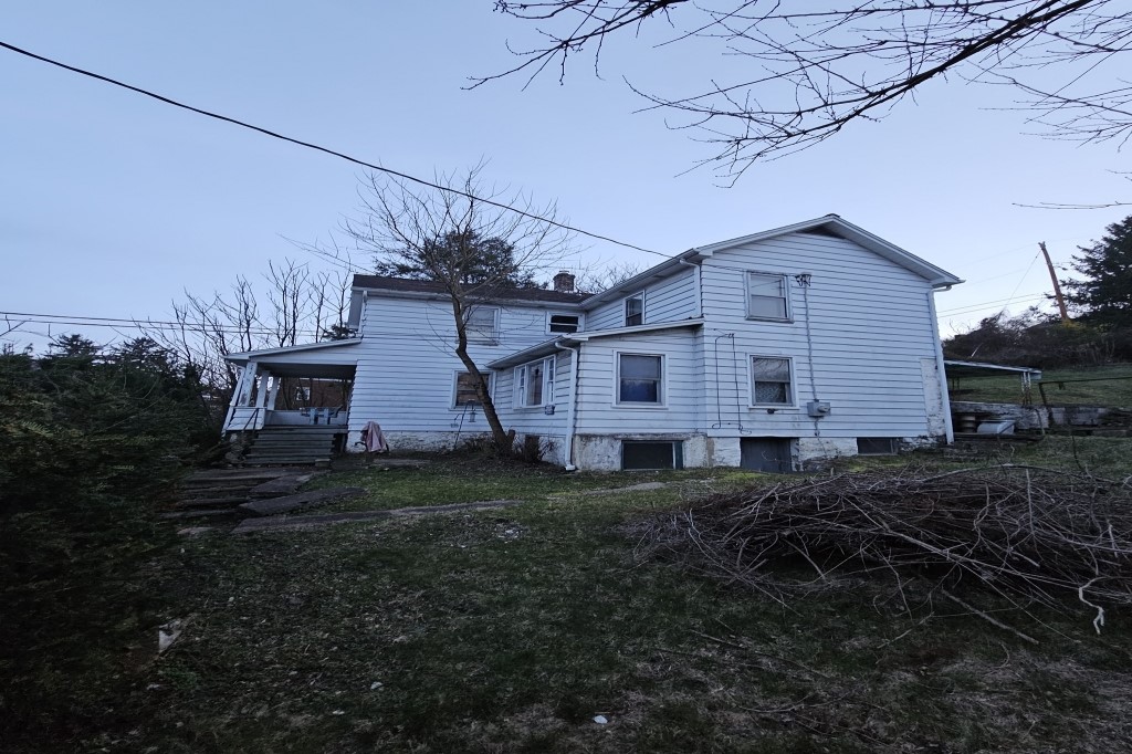 525 Lowry Ave