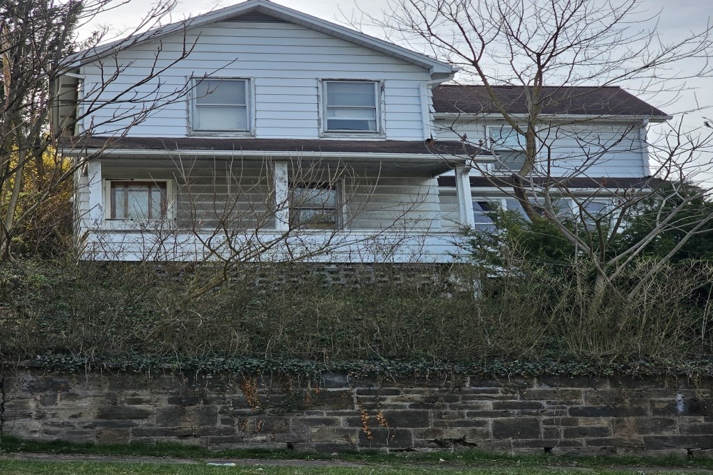 525 Lowry Ave