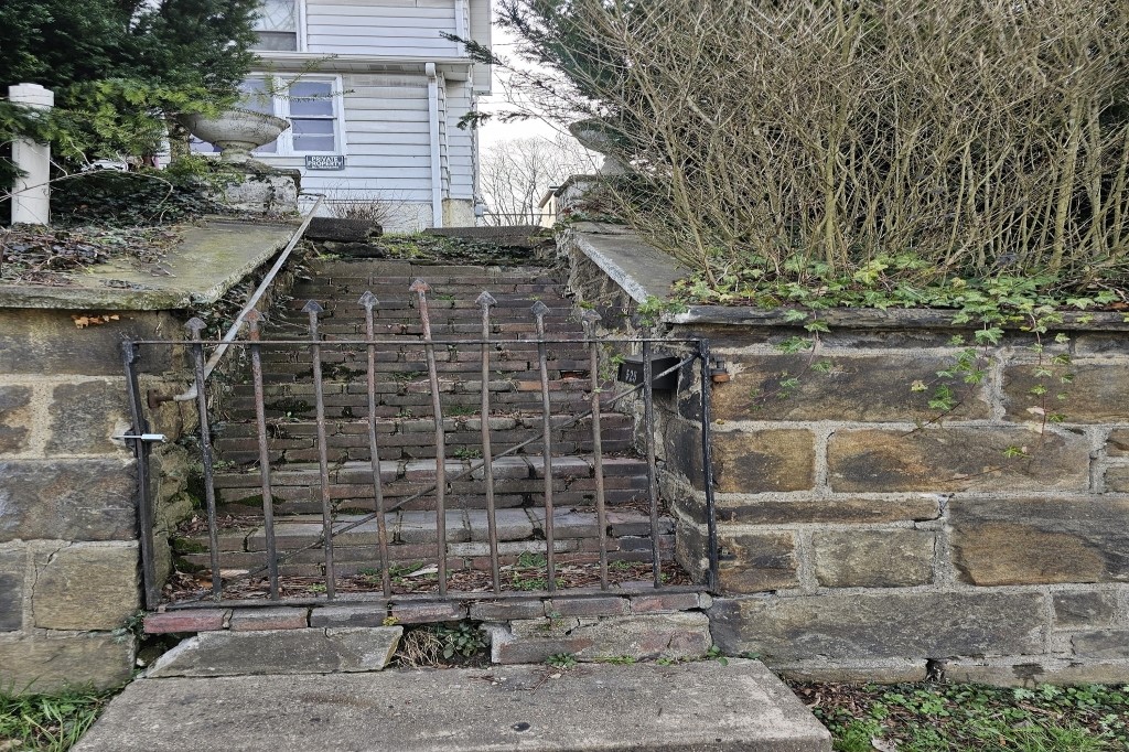 525 Lowry Ave