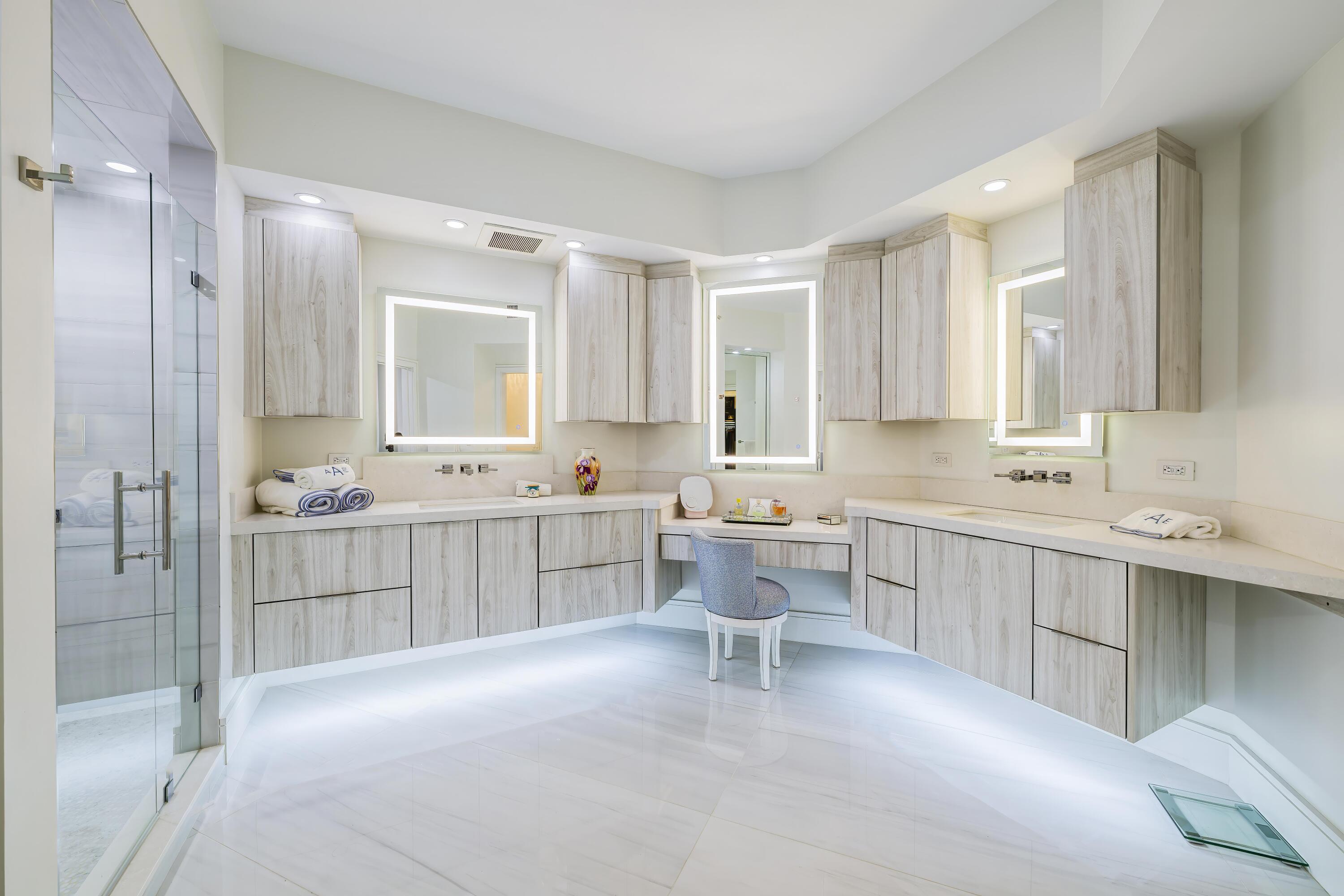 1063 Hillsboro Mile 702