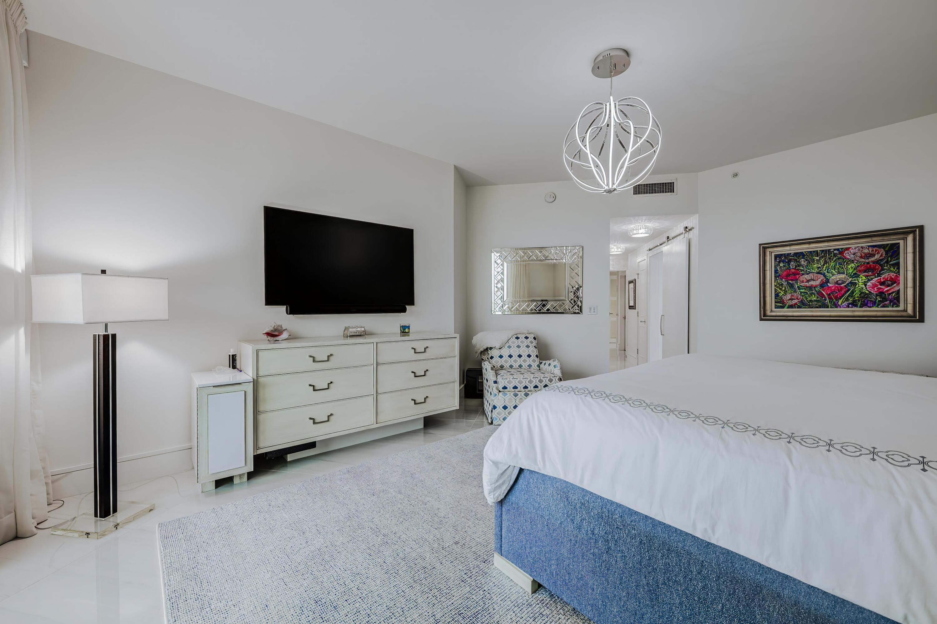 1063 Hillsboro Mile 702