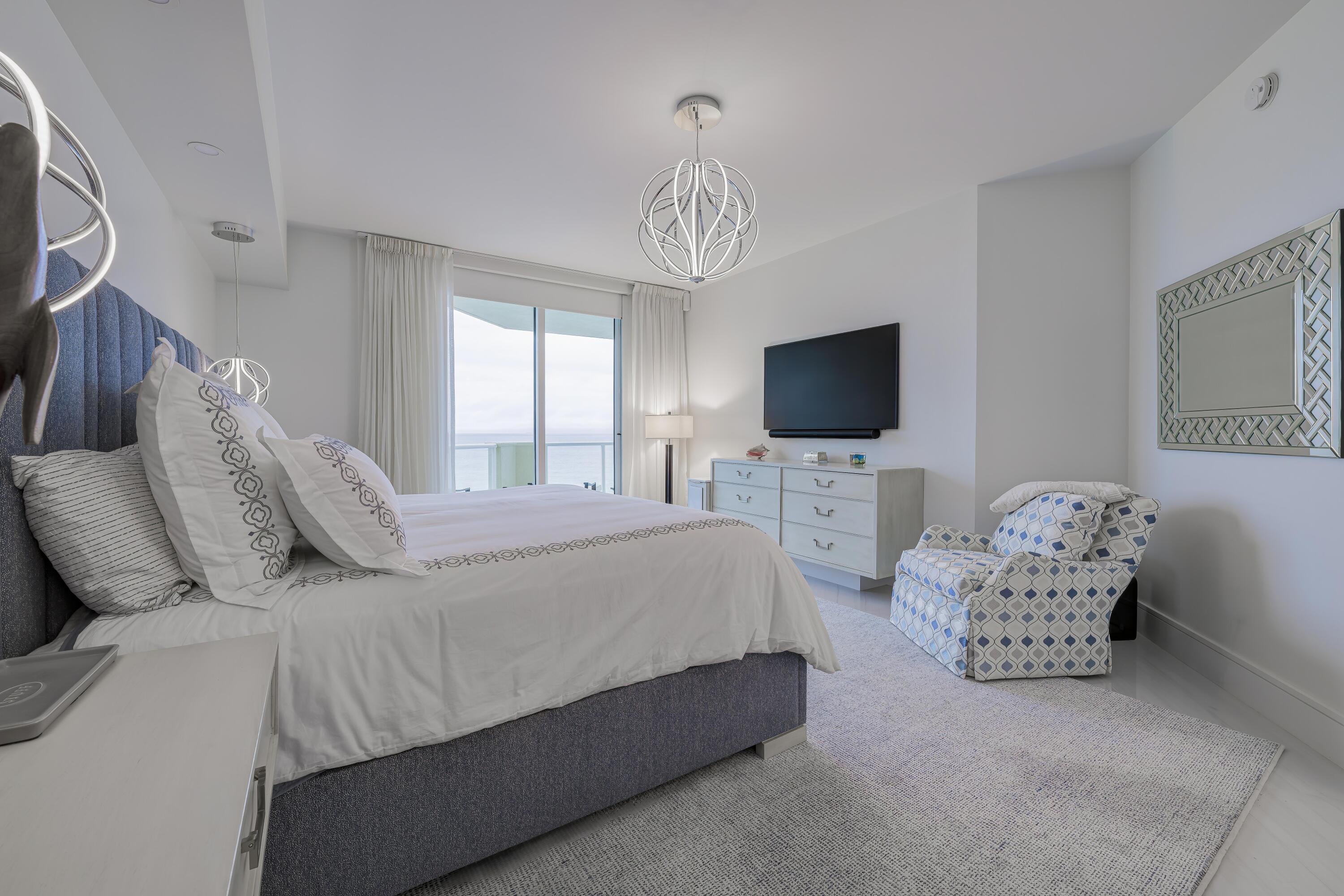 1063 Hillsboro Mile 702