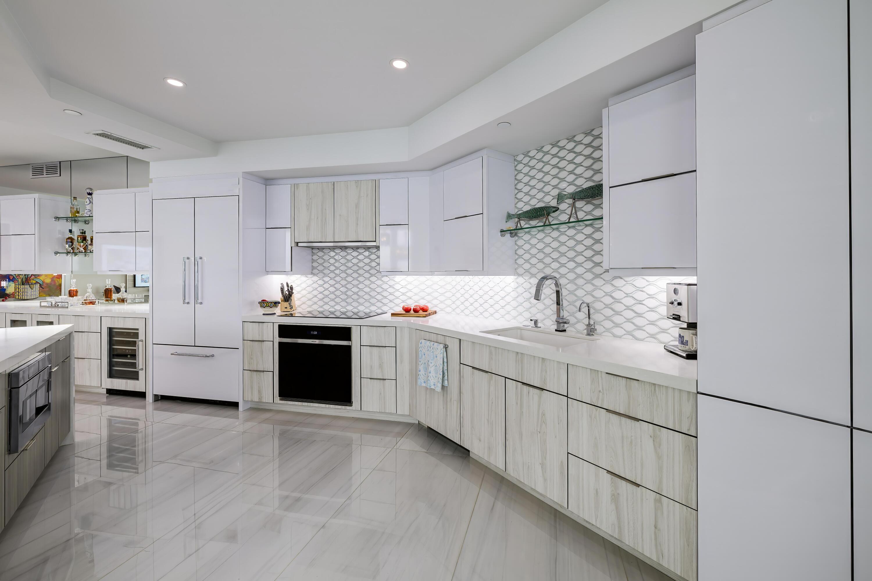 1063 Hillsboro Mile 702