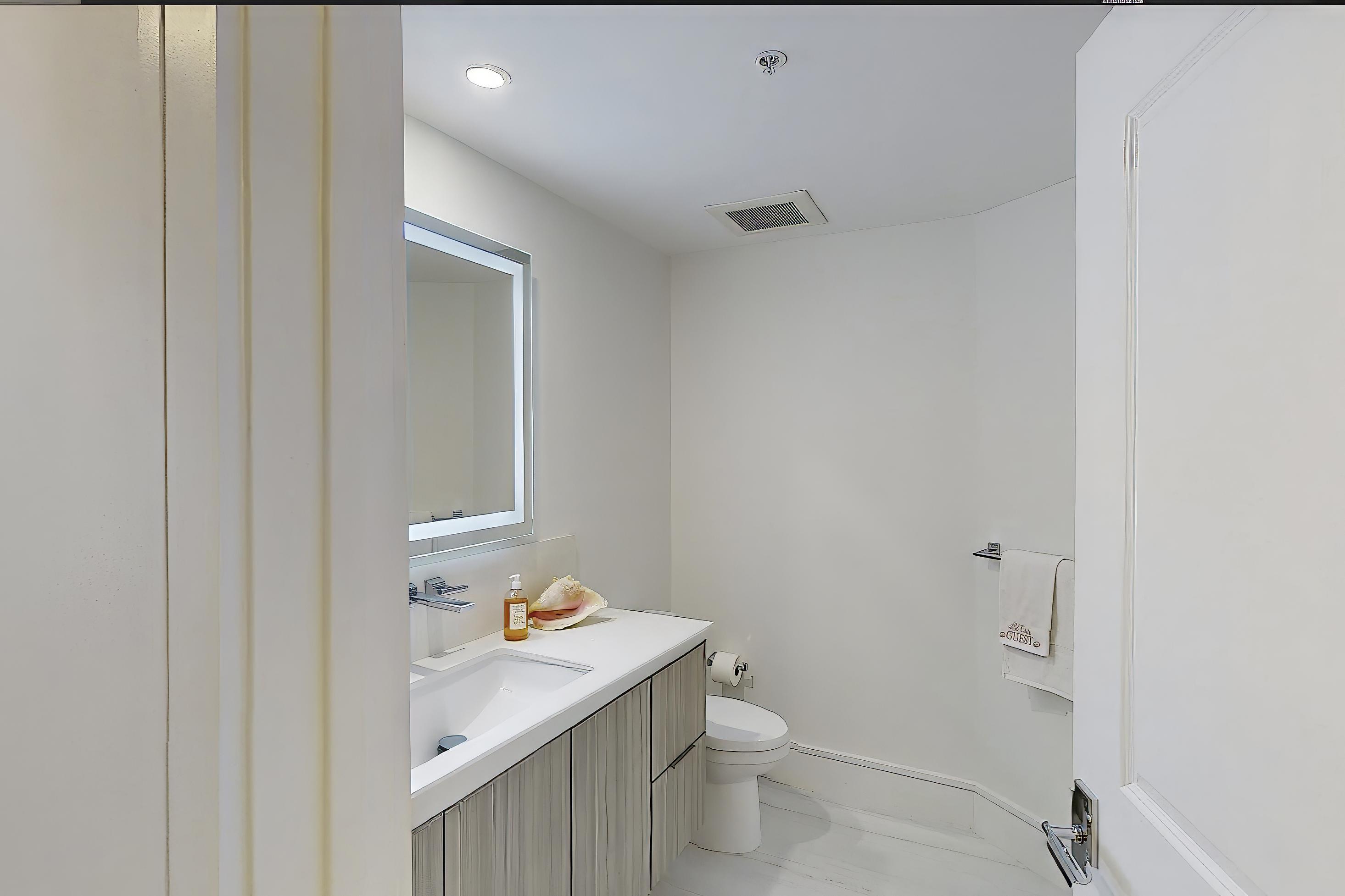 1063 Hillsboro Mile 702