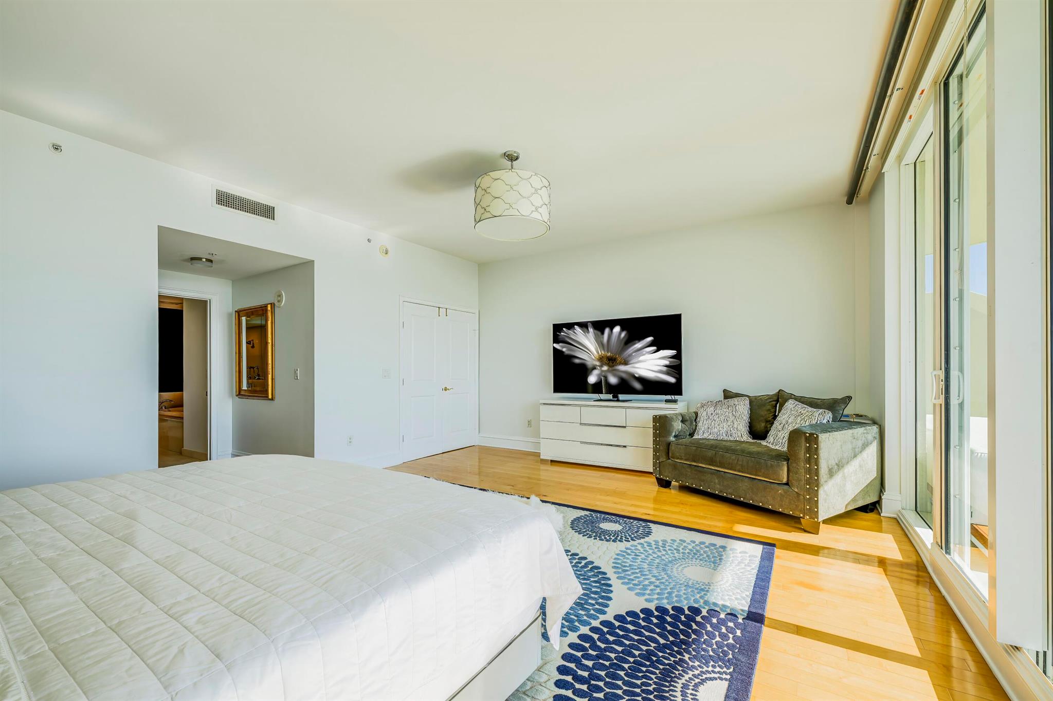 1063 Hillsboro Mile 703