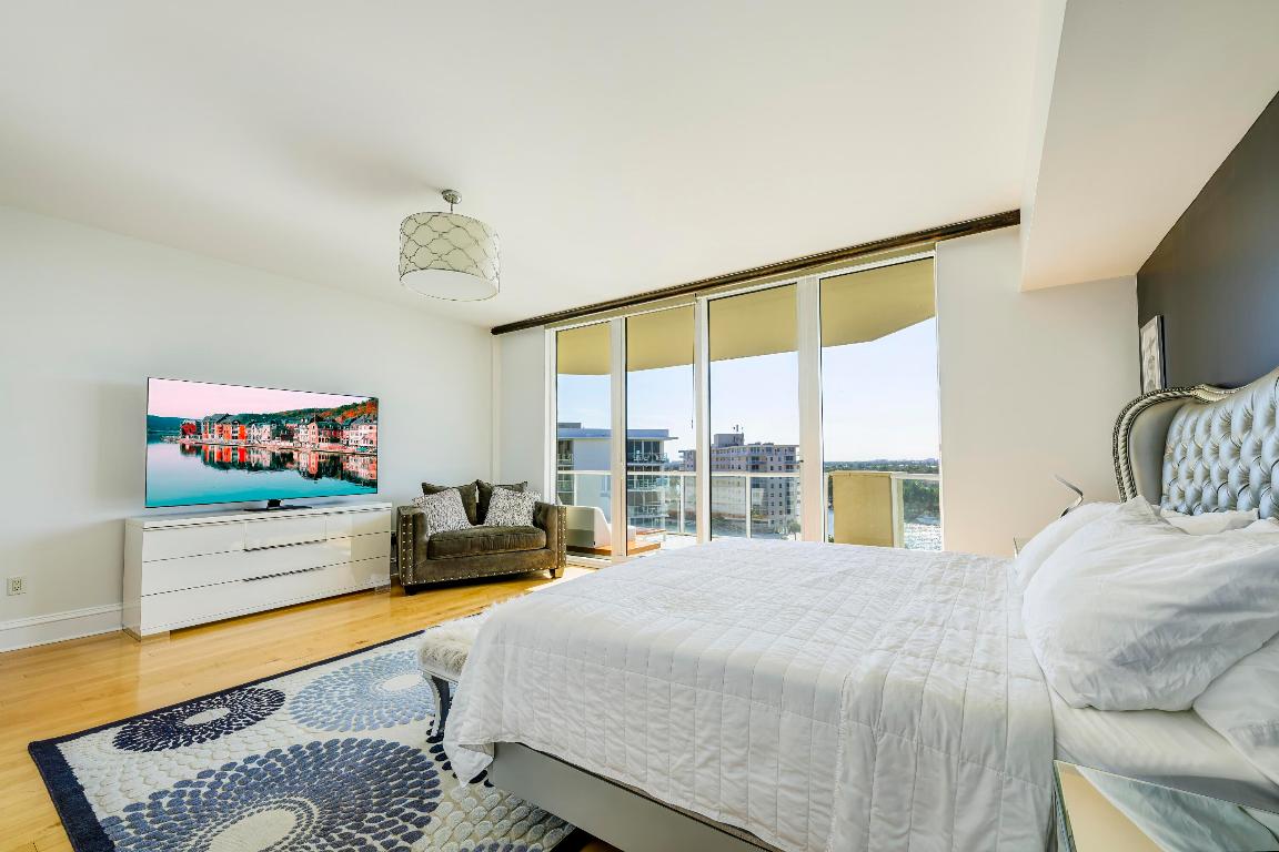 1063 Hillsboro Mile 703