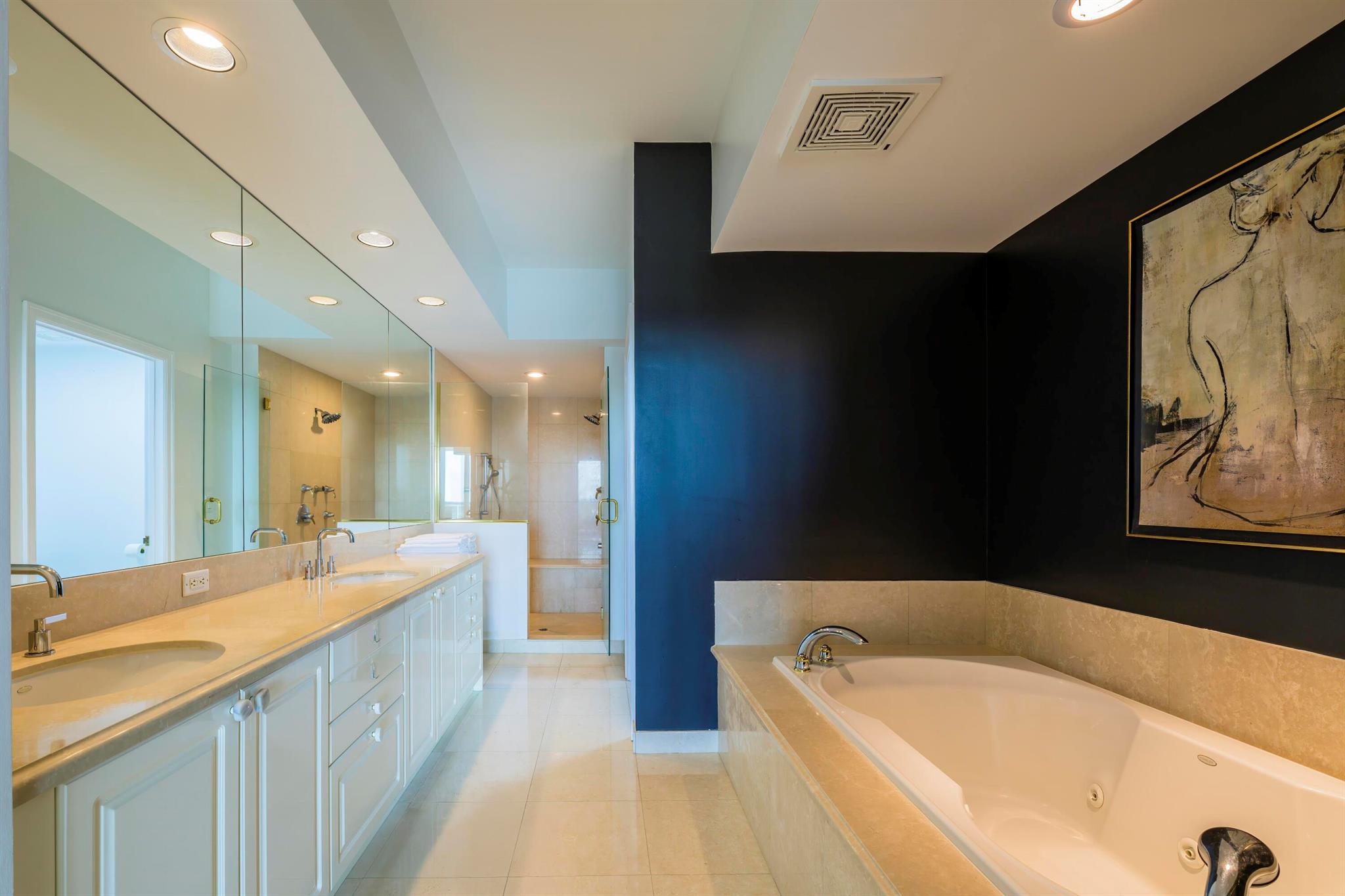 1063 Hillsboro Mile 703