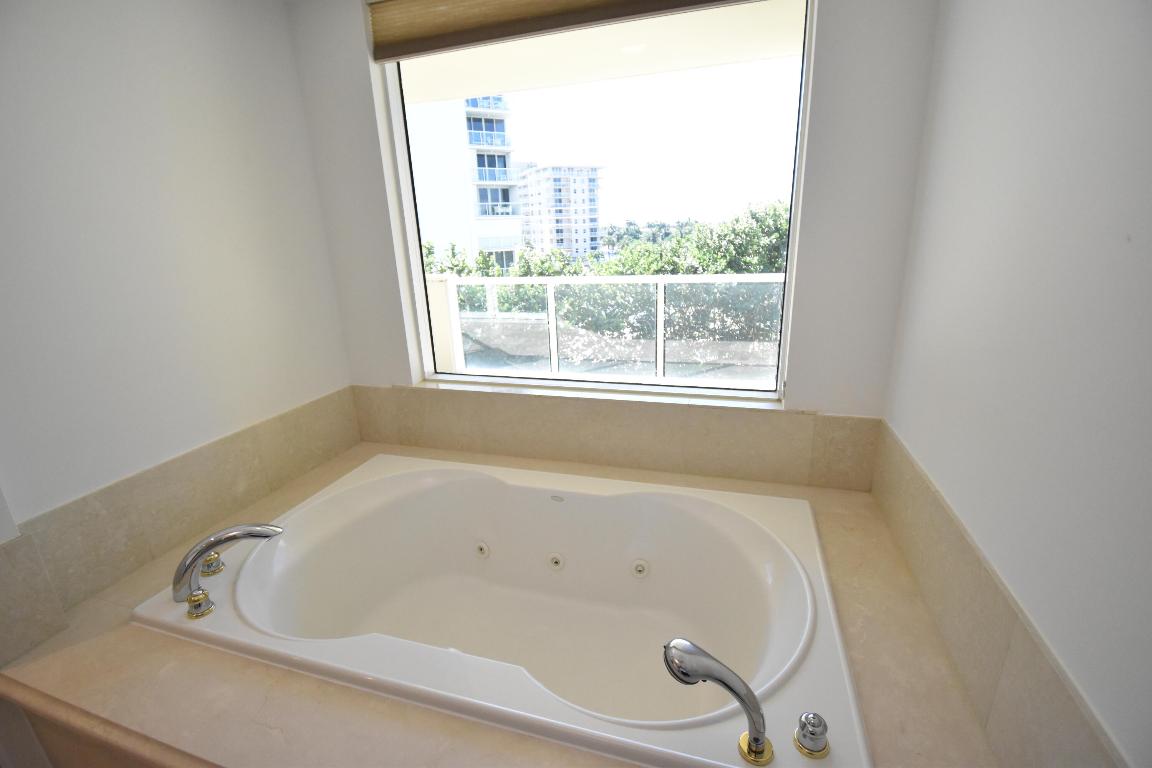 1063 Hillsboro Mile 301