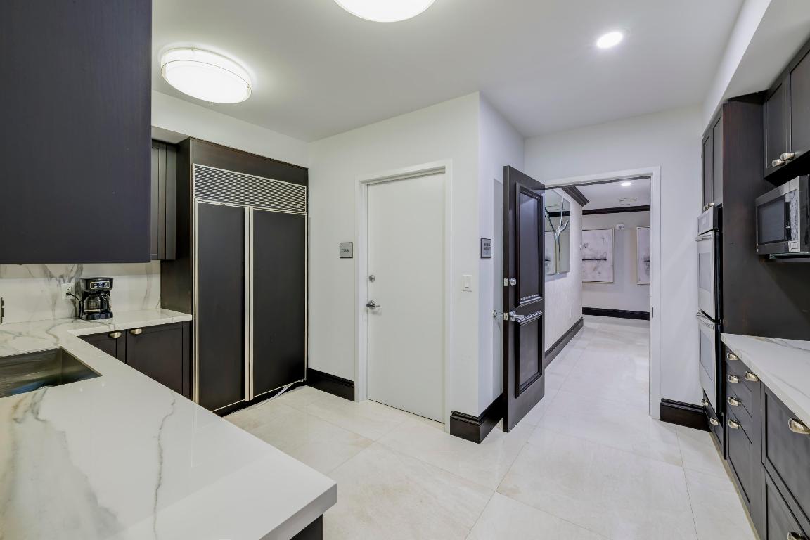 1063 Hillsboro Mile 301