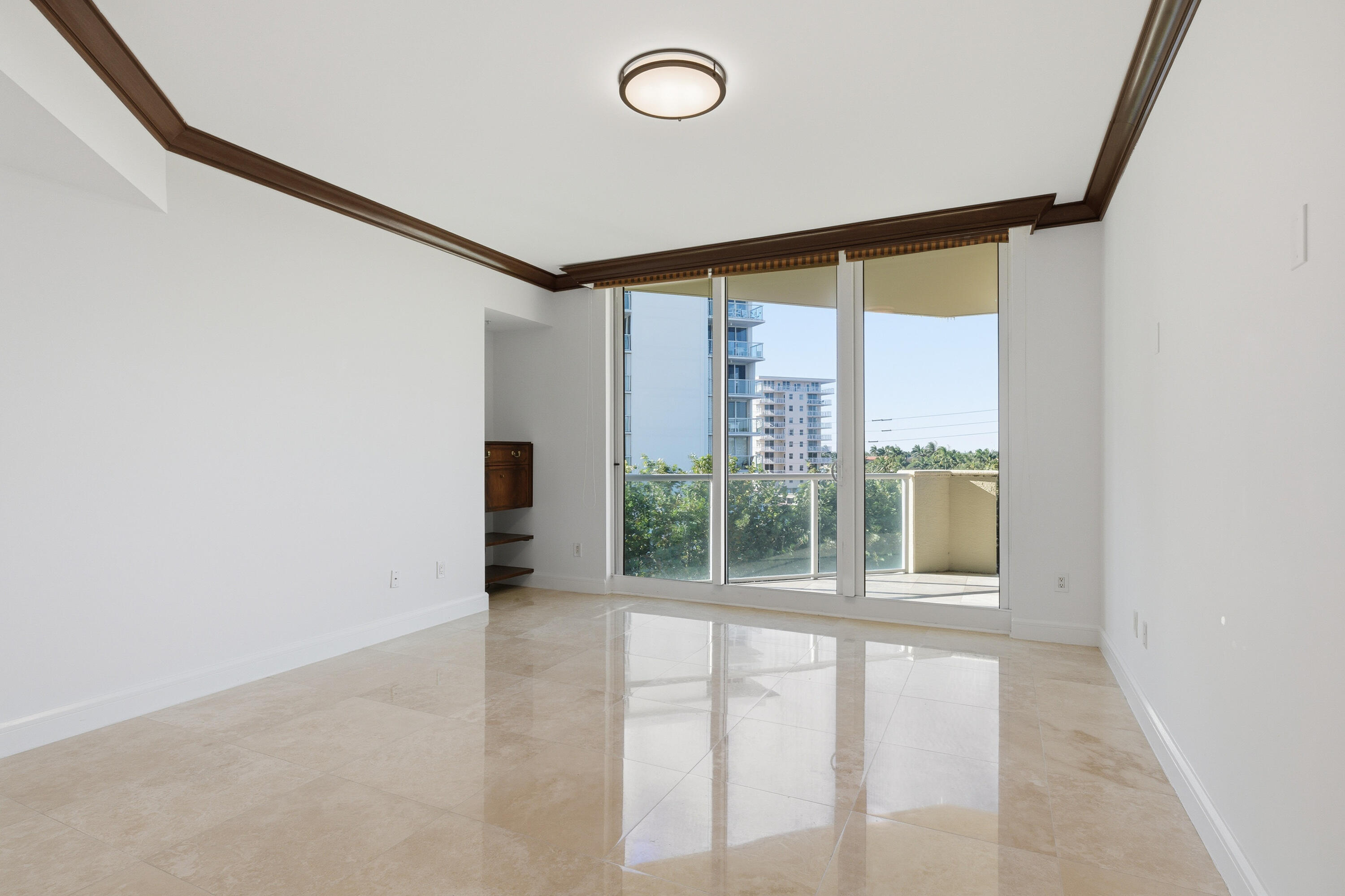 1063 Hillsboro Mile 301