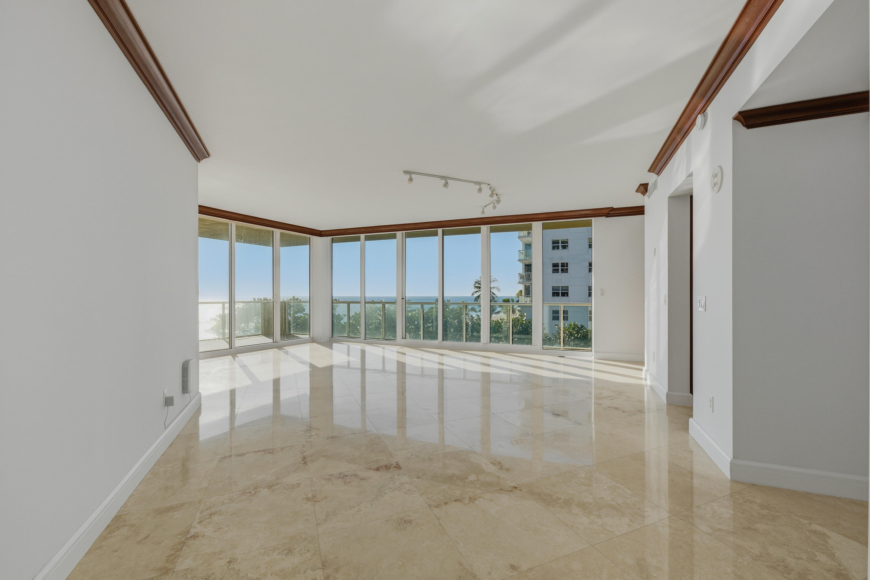 1063 Hillsboro Mile 301