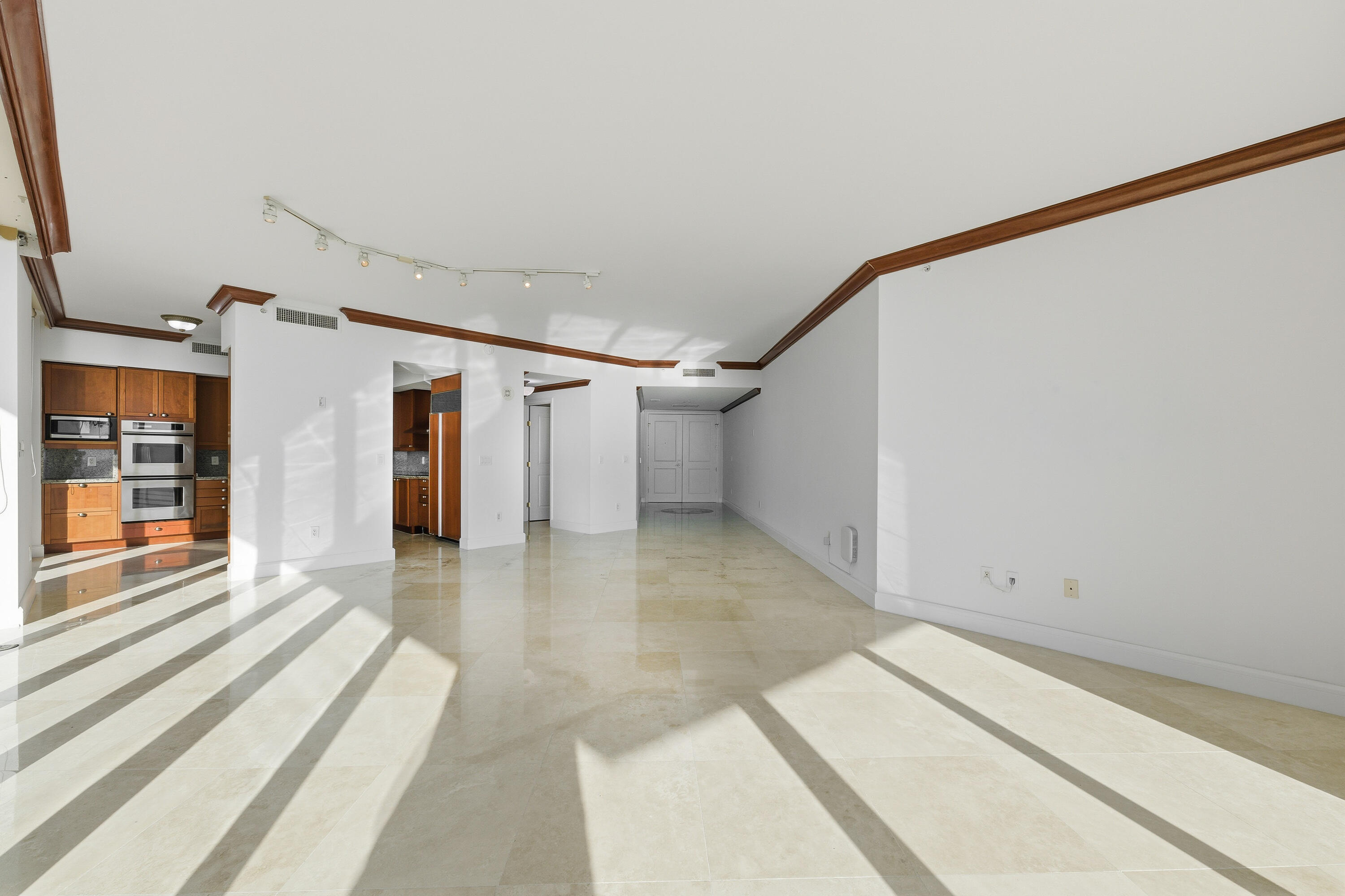 1063 Hillsboro Mile 301