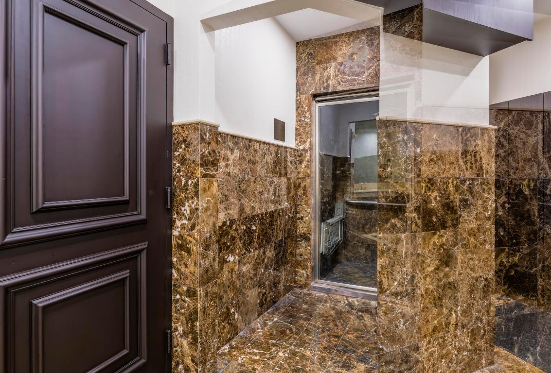 1063 Hillsboro Mile 301