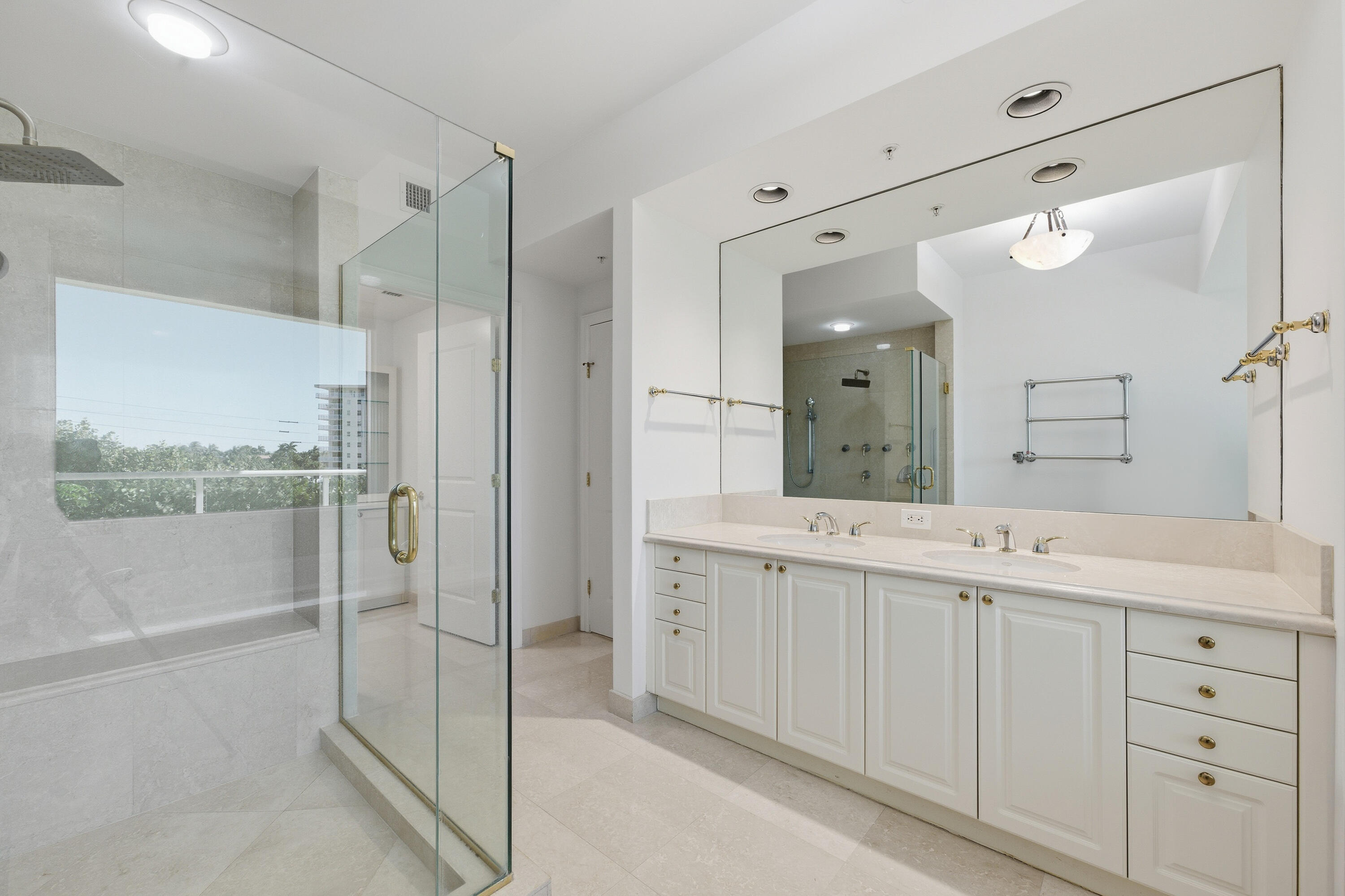 1063 Hillsboro Mile 301