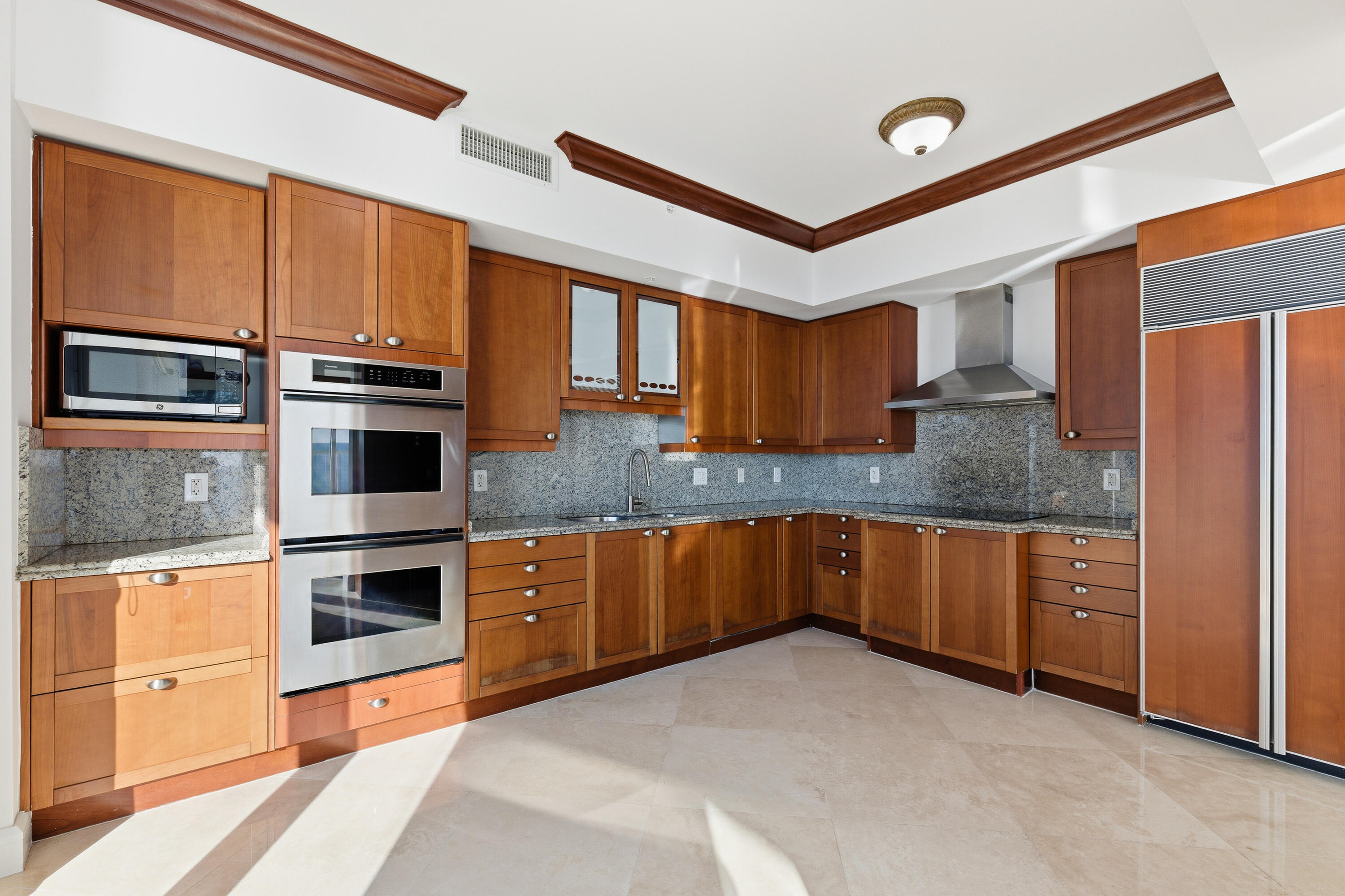 1063 Hillsboro Mile 301