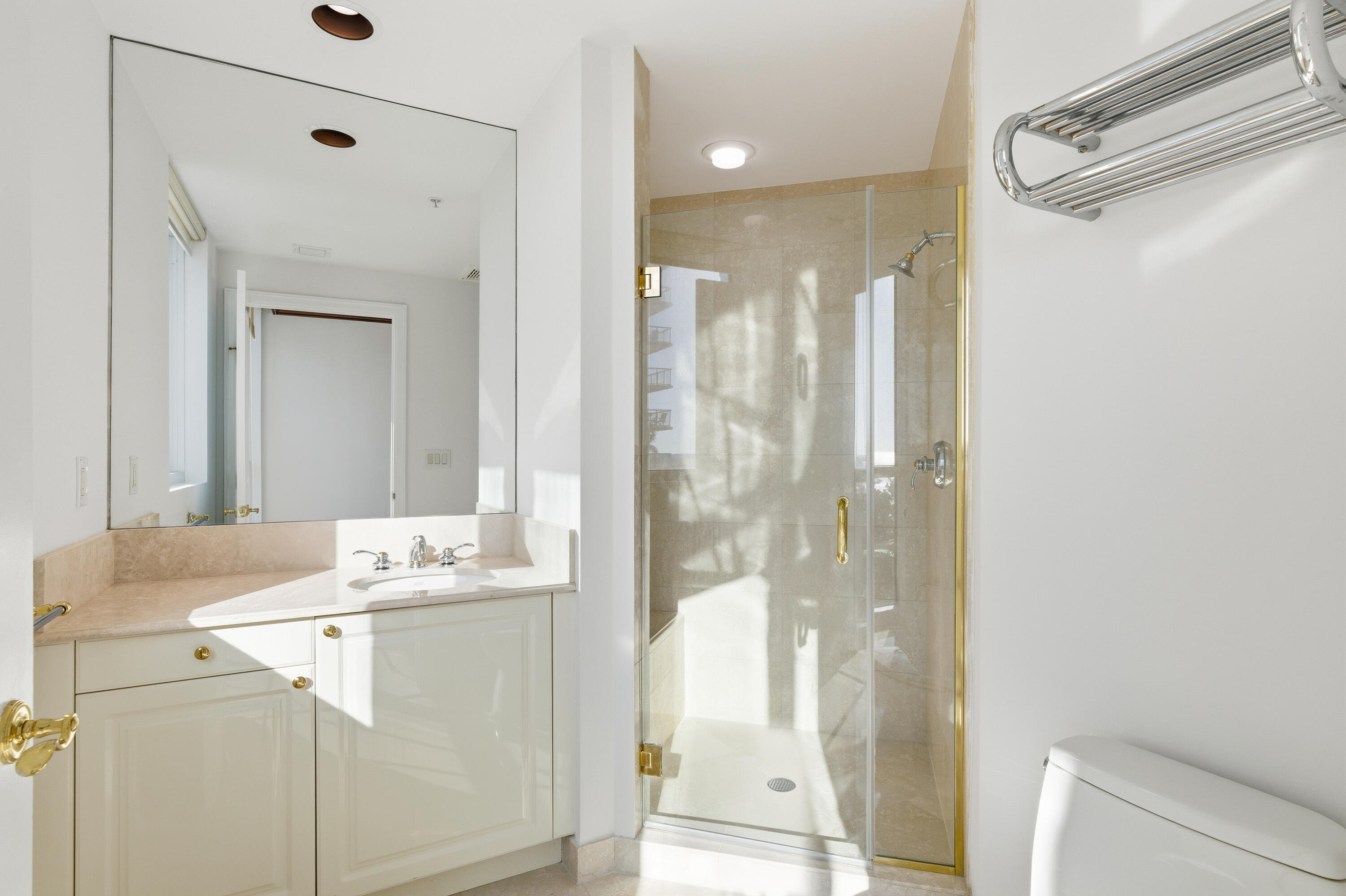 1063 Hillsboro Mile 301