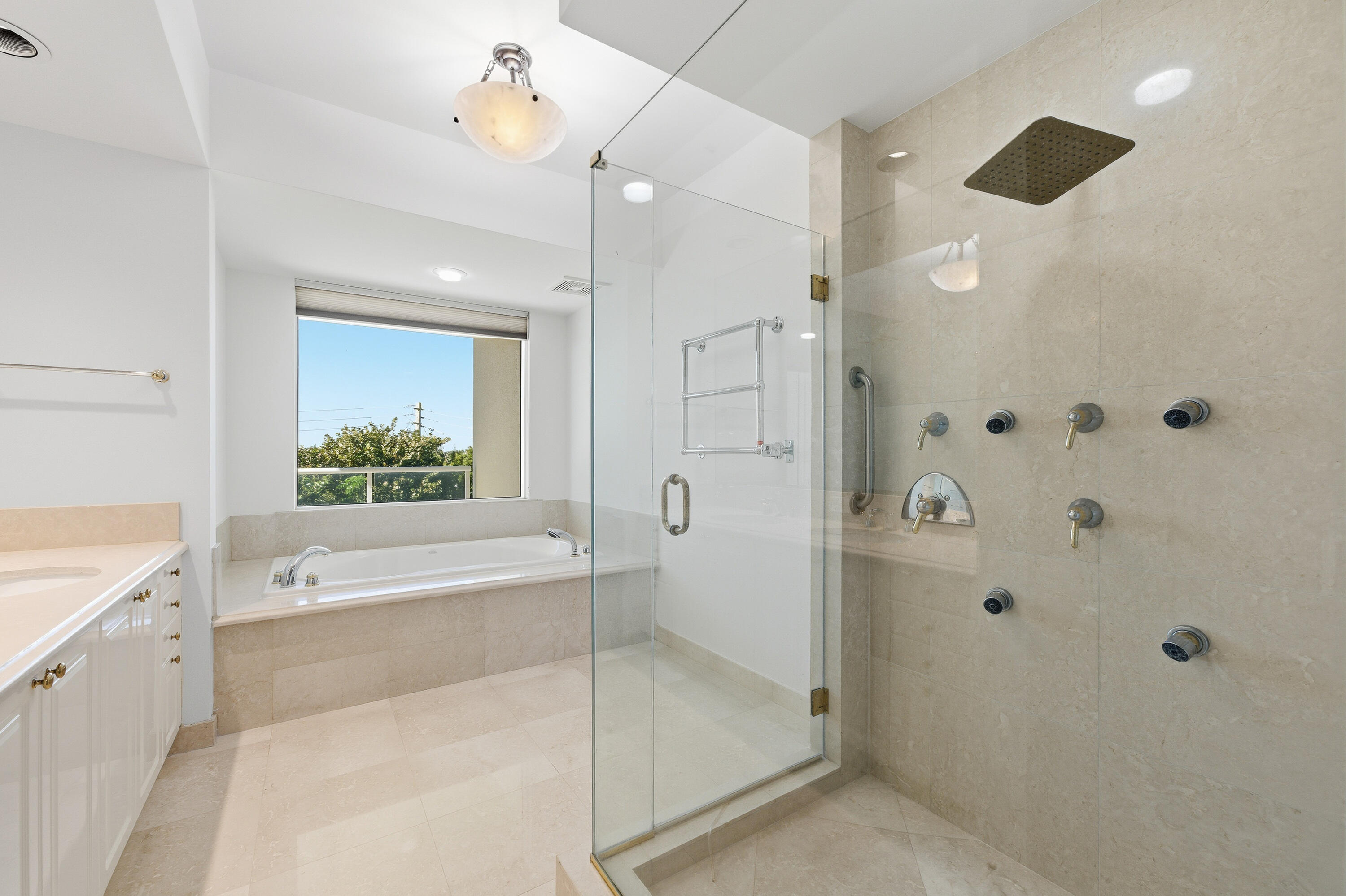 1063 Hillsboro Mile 301