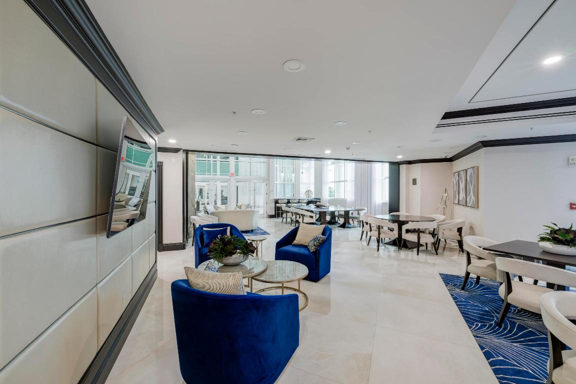 1063 Hillsboro Mile 301