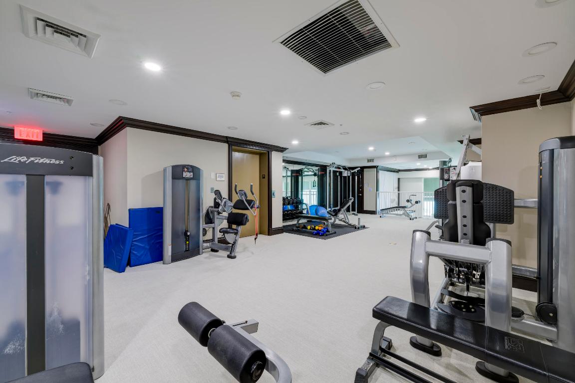 1063 Hillsboro Mile 301