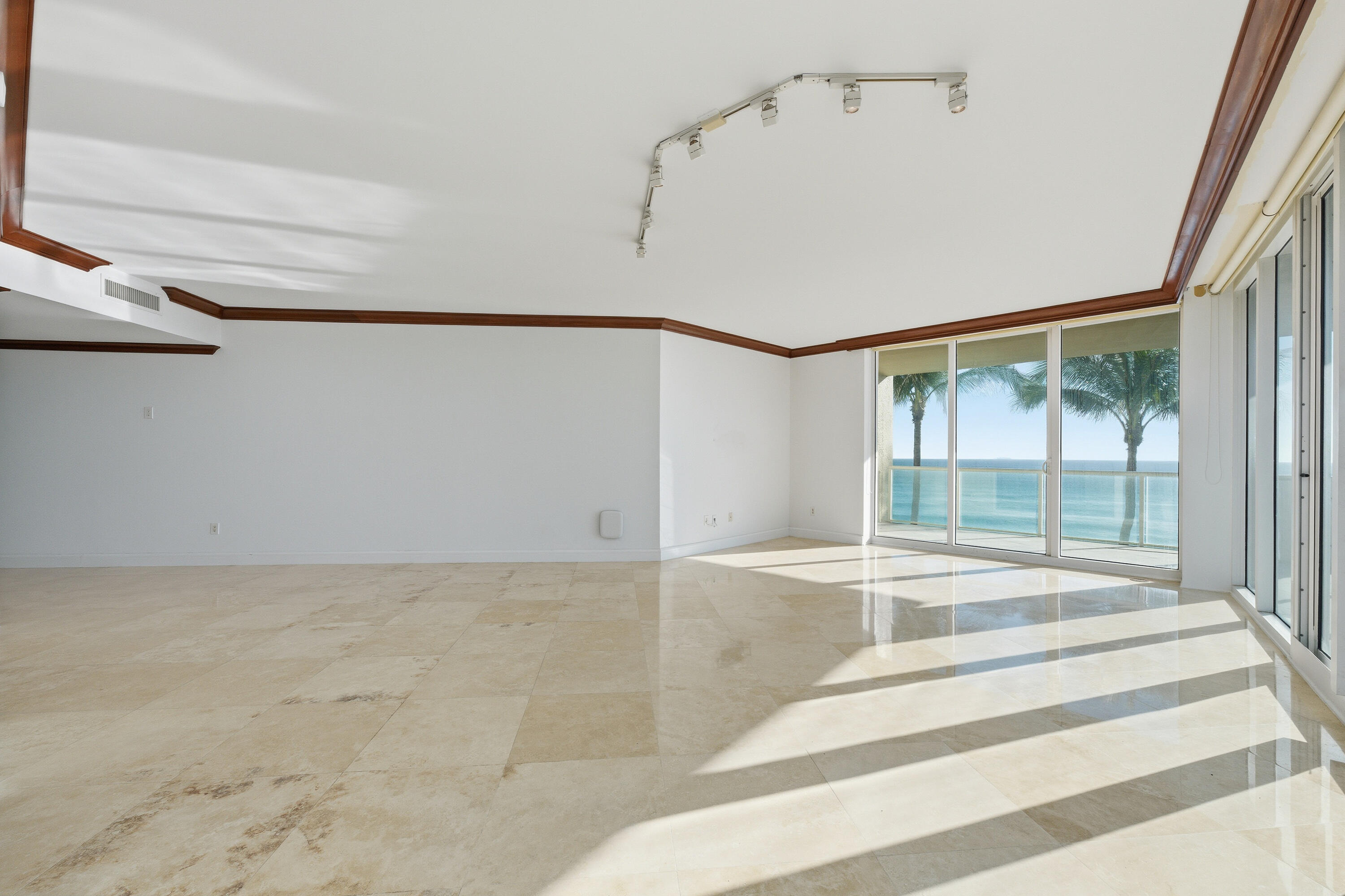 1063 Hillsboro Mile 301