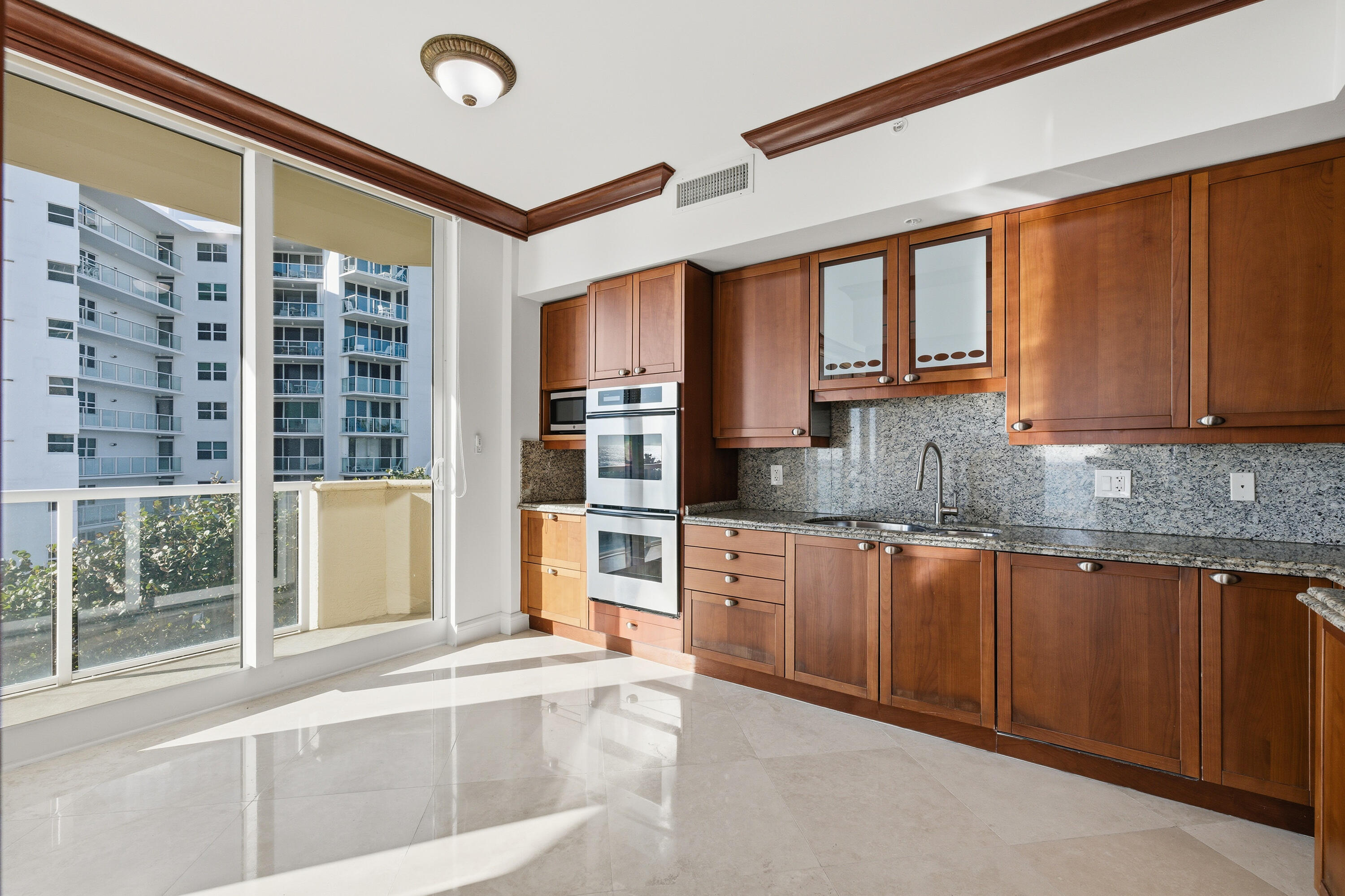 1063 Hillsboro Mile 301