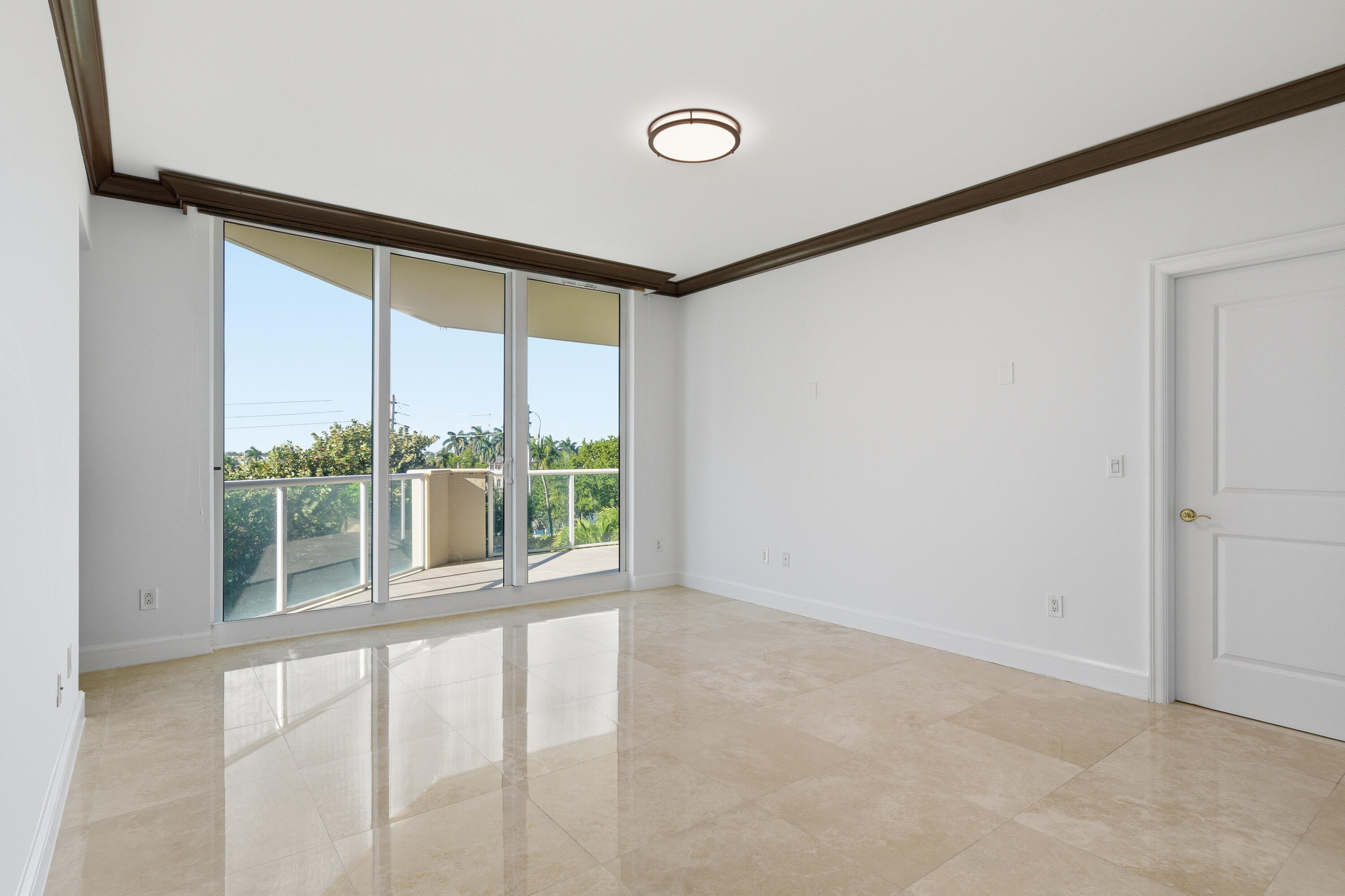 1063 Hillsboro Mile 301