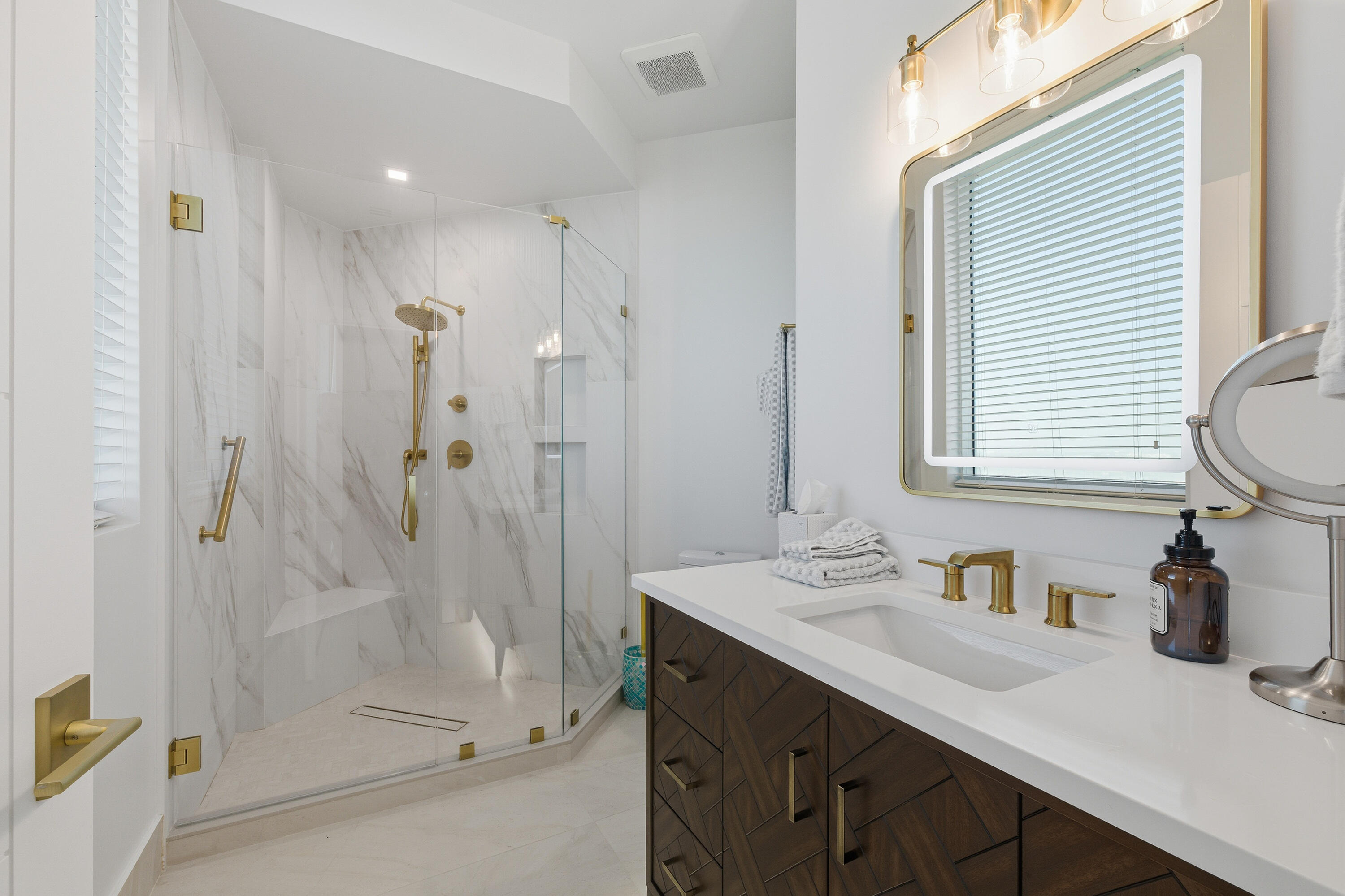 1063 Hillsboro Mile 807