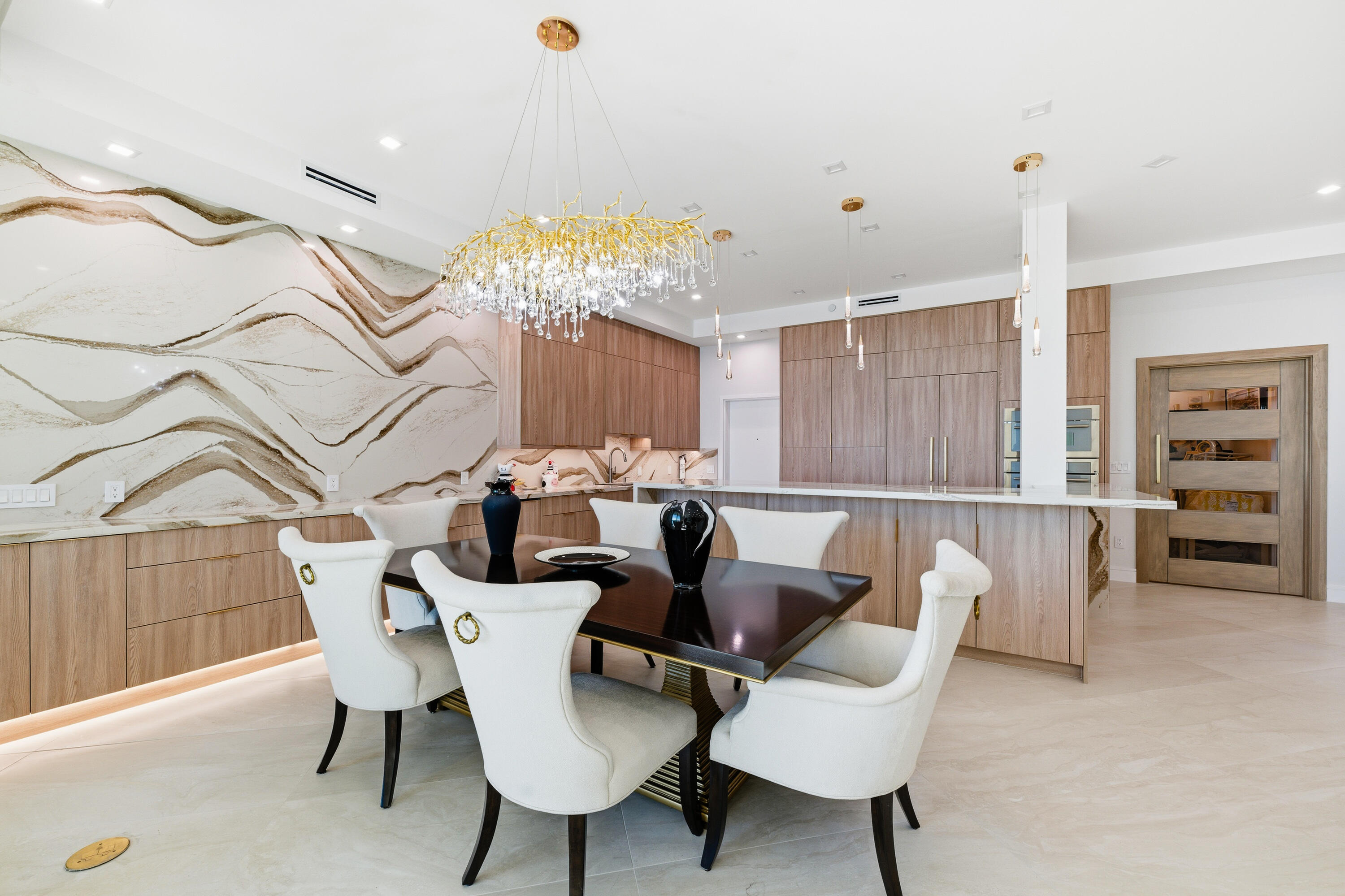 1063 Hillsboro Mile 807