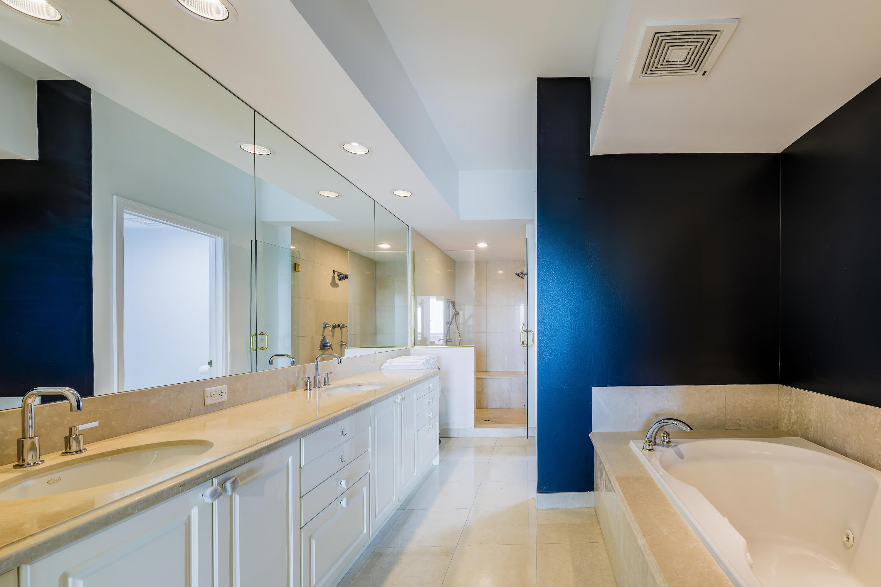 1063 Hillsboro Mile 703