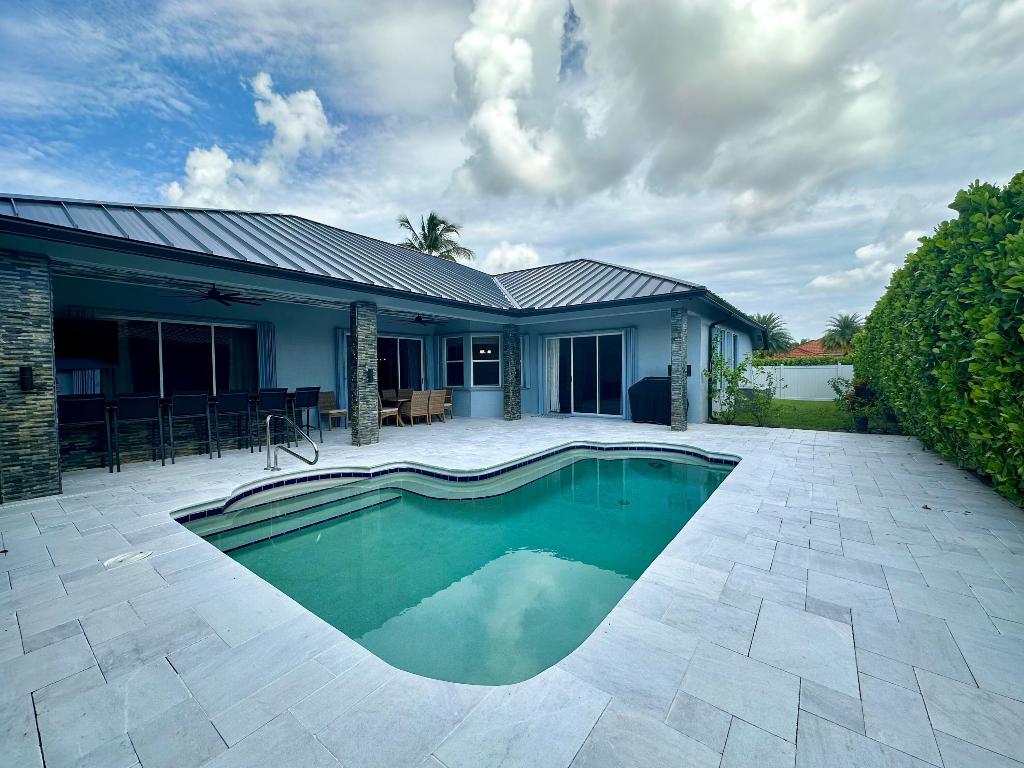 1874 Newhaven Avenue