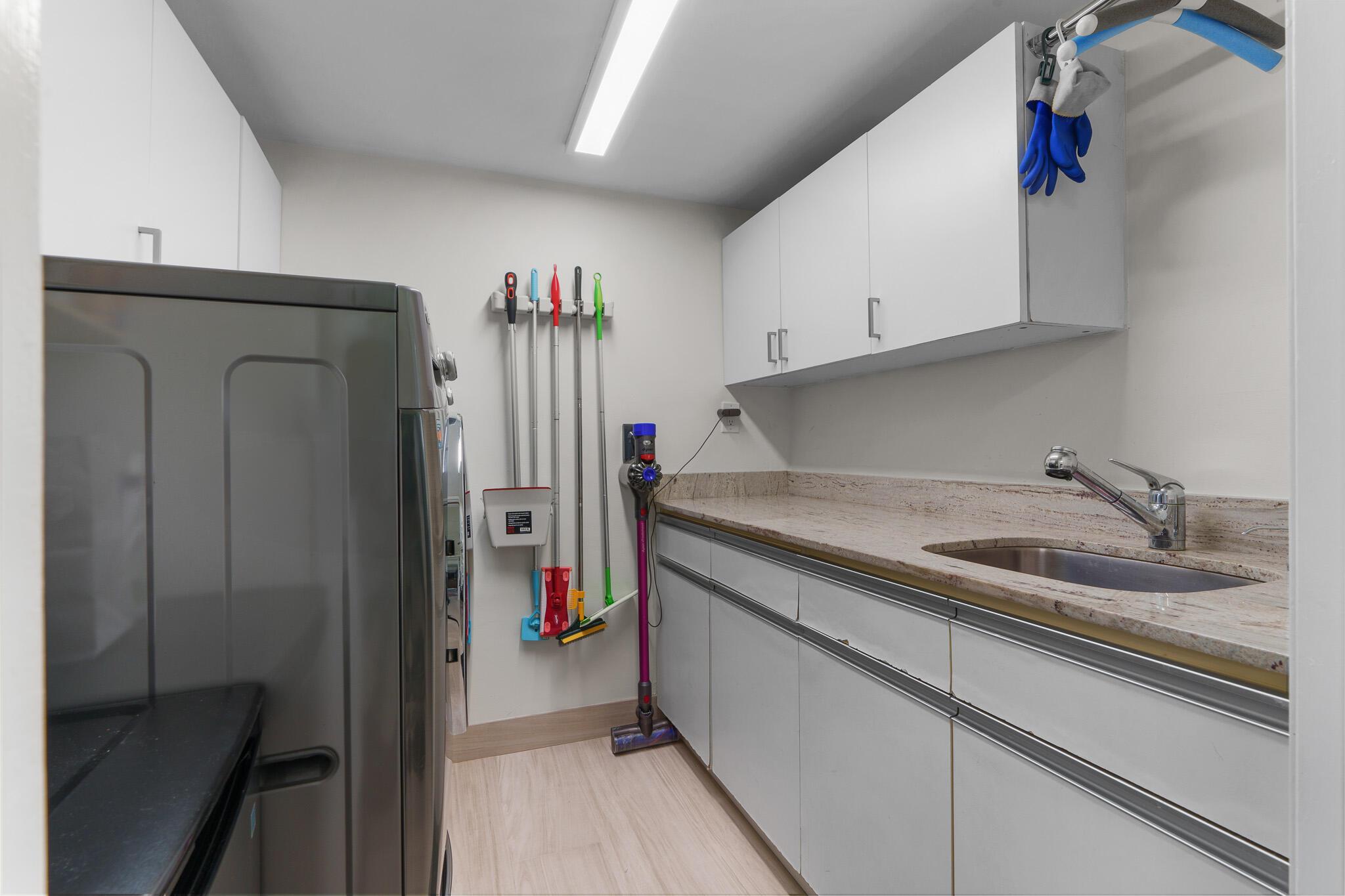 7572 Regency Lake Drive 302