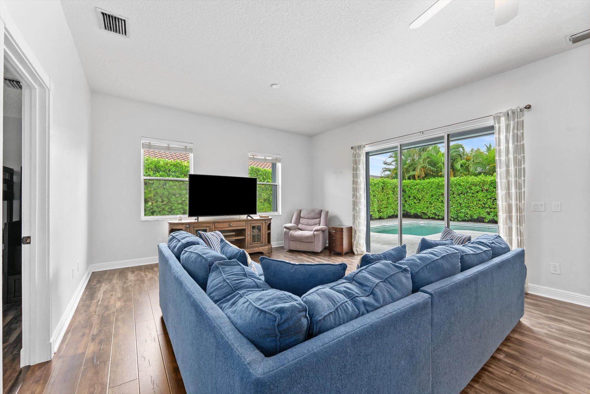 1874 Newhaven Avenue