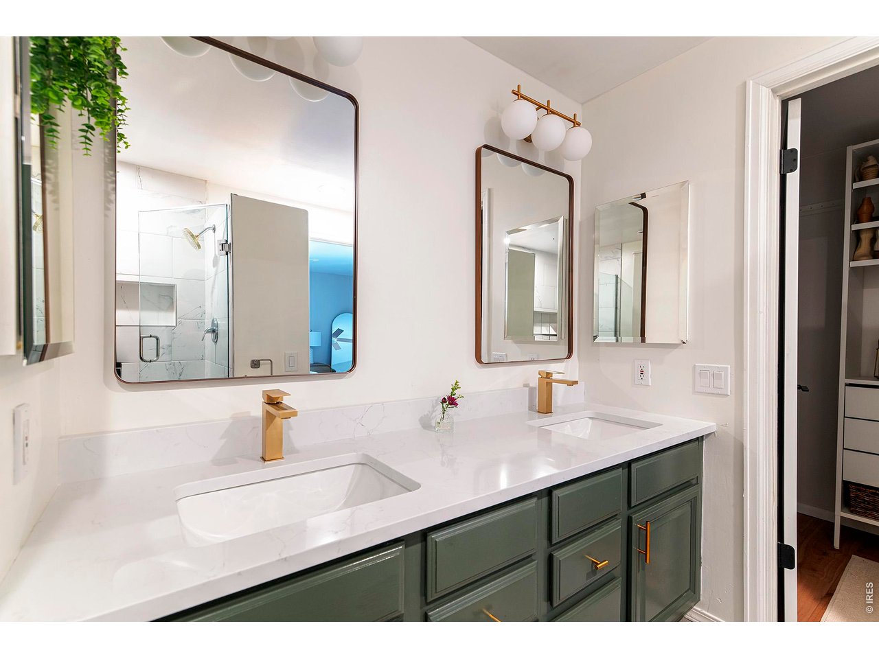 2938 Loma Pl