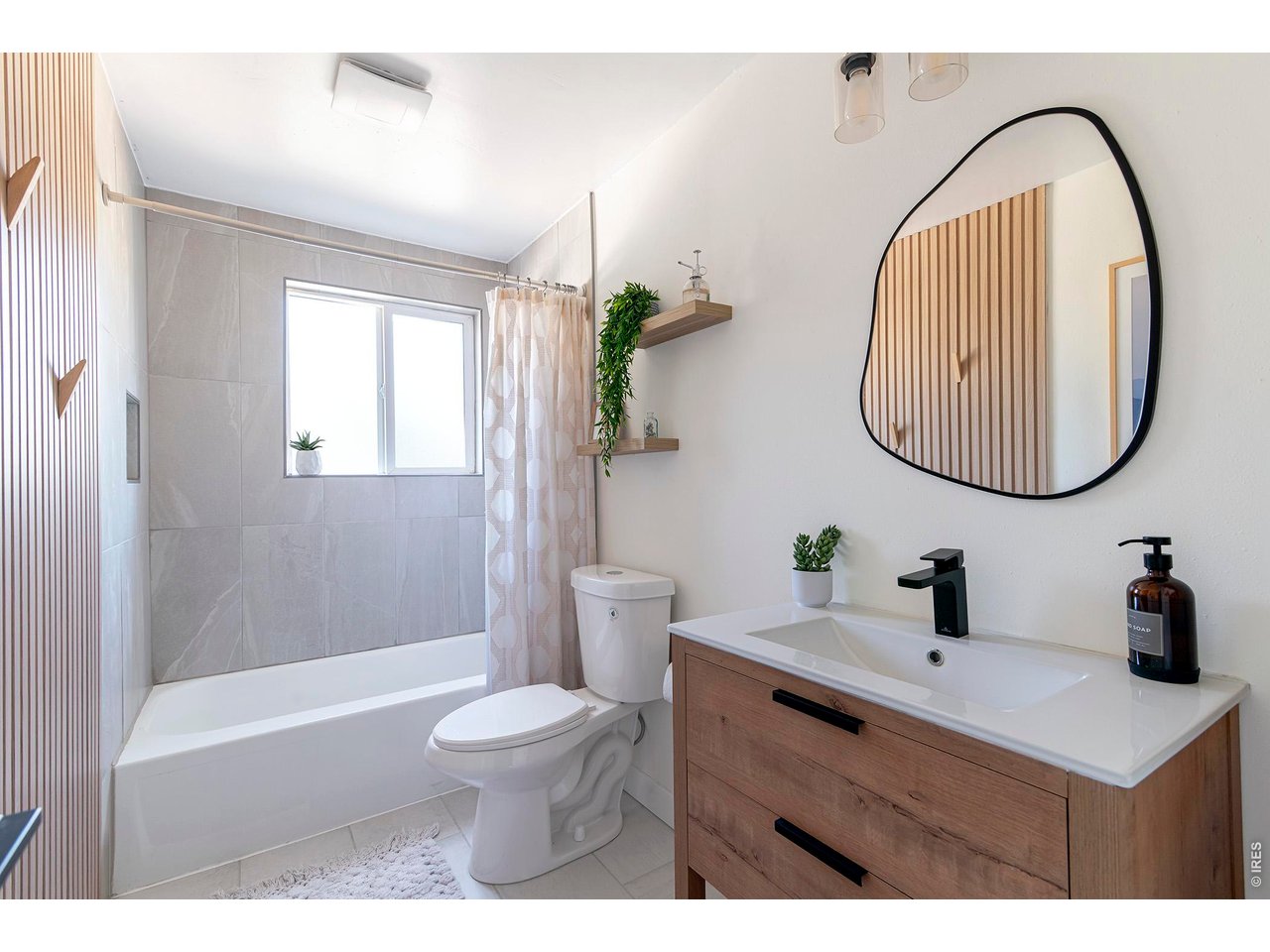 2938 Loma Pl