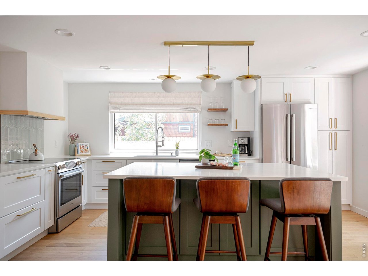 2938 Loma Pl