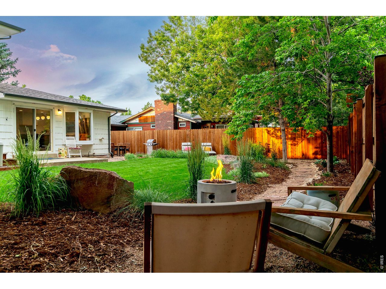 2938 Loma Pl