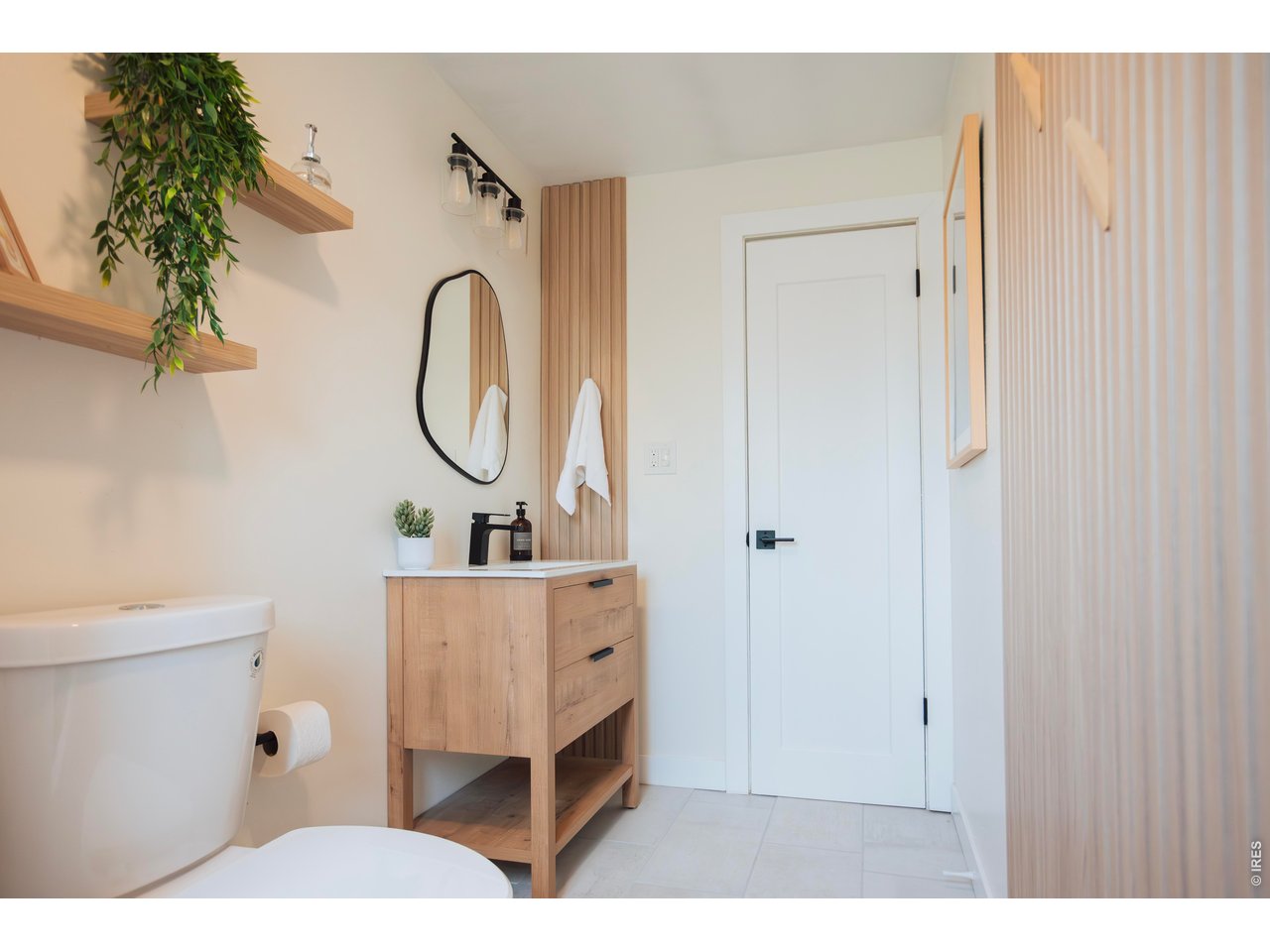 2938 Loma Pl